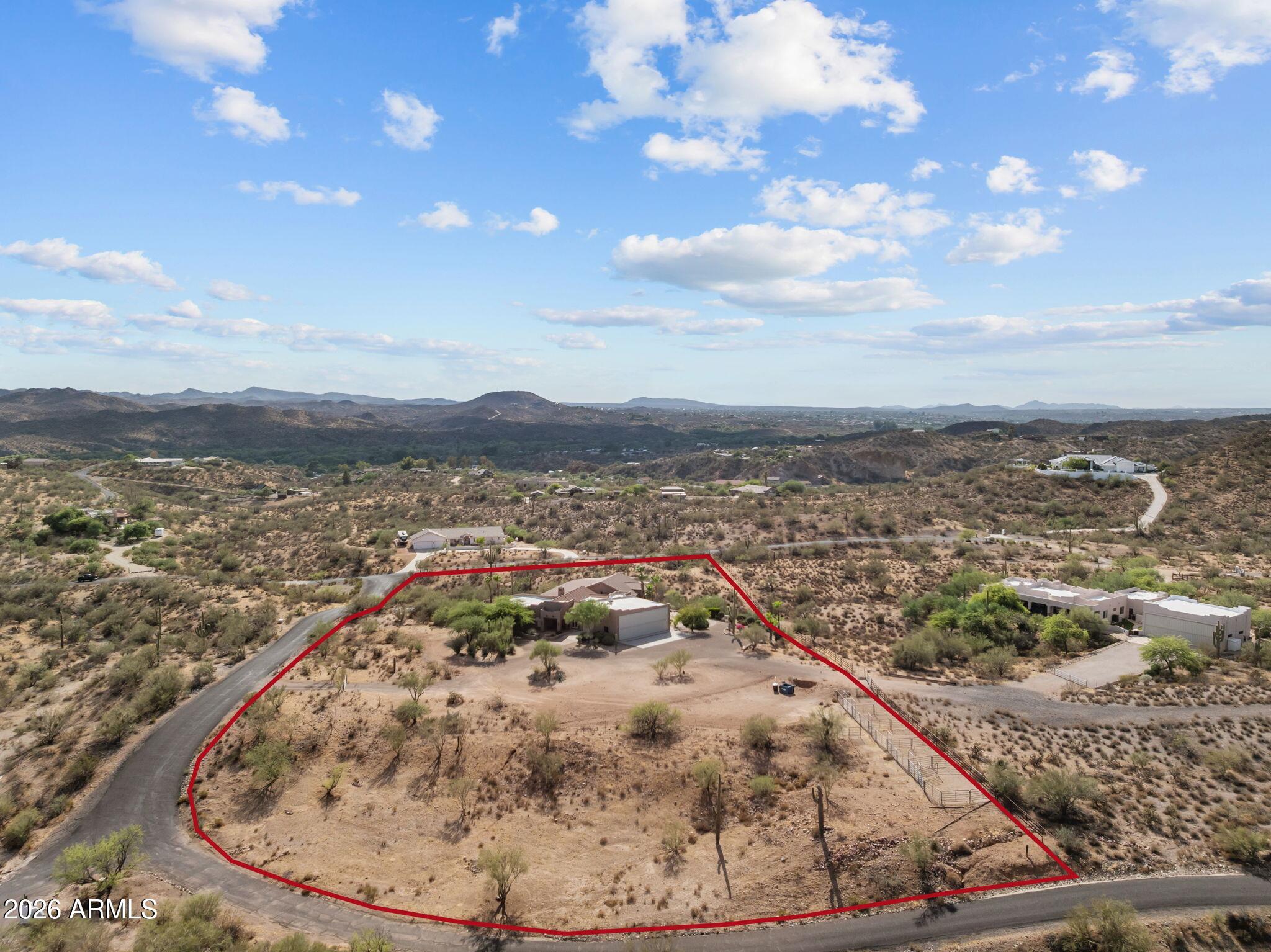 Rio Vista Hills with 5 horse pens - Residential