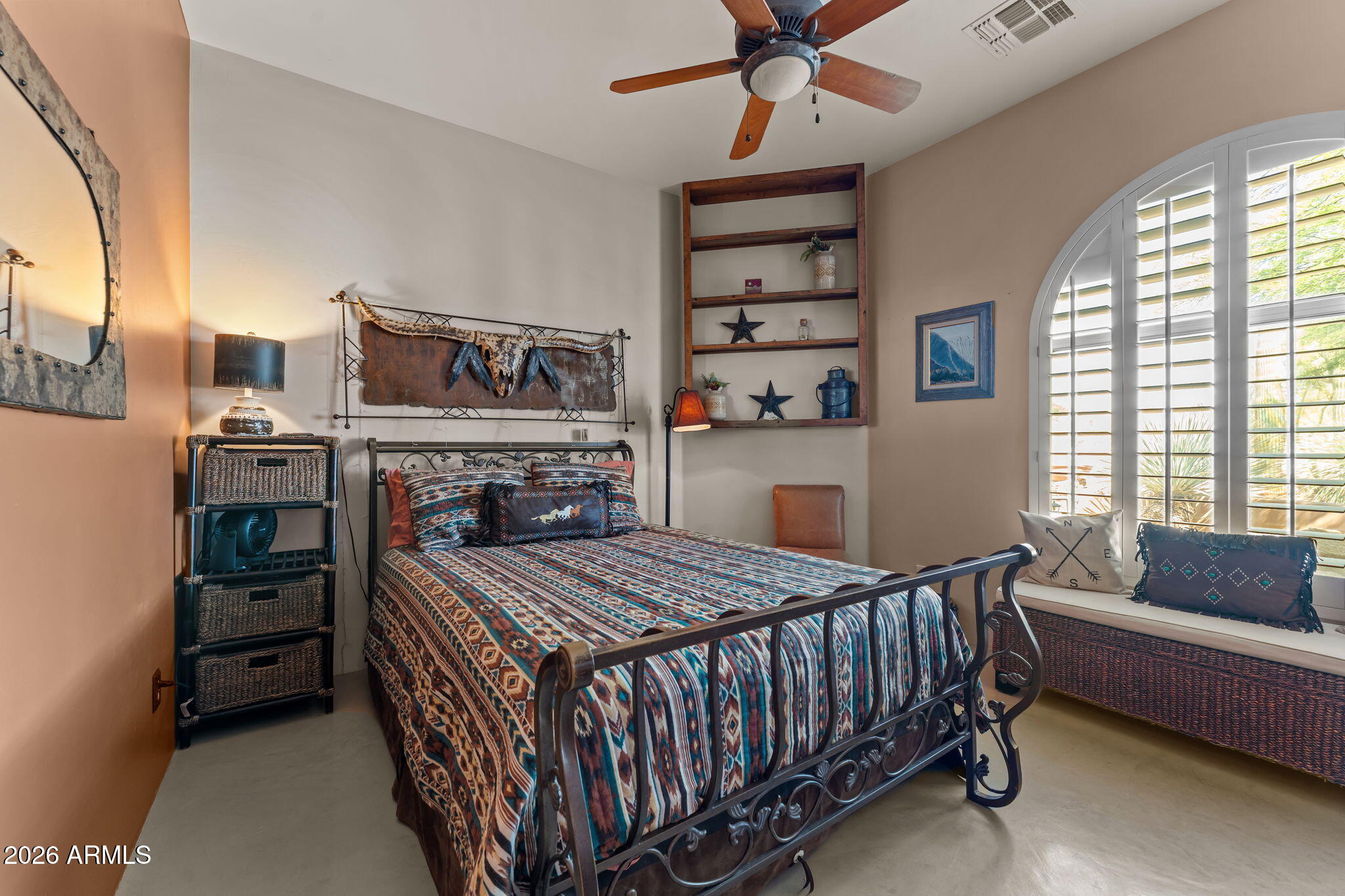 Rio Vista Hills with 5 horse pens - Residential