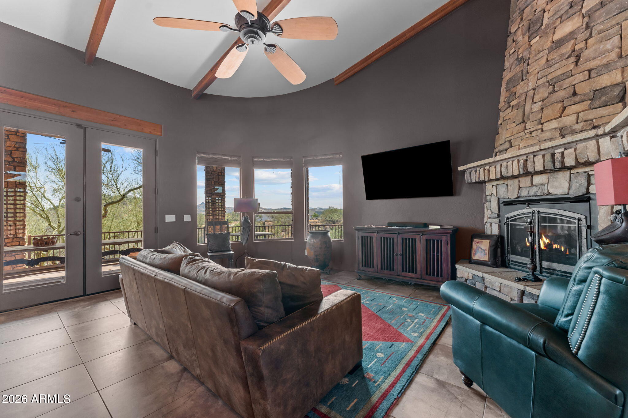 Rio Vista Hills with 5 horse pens - Residential