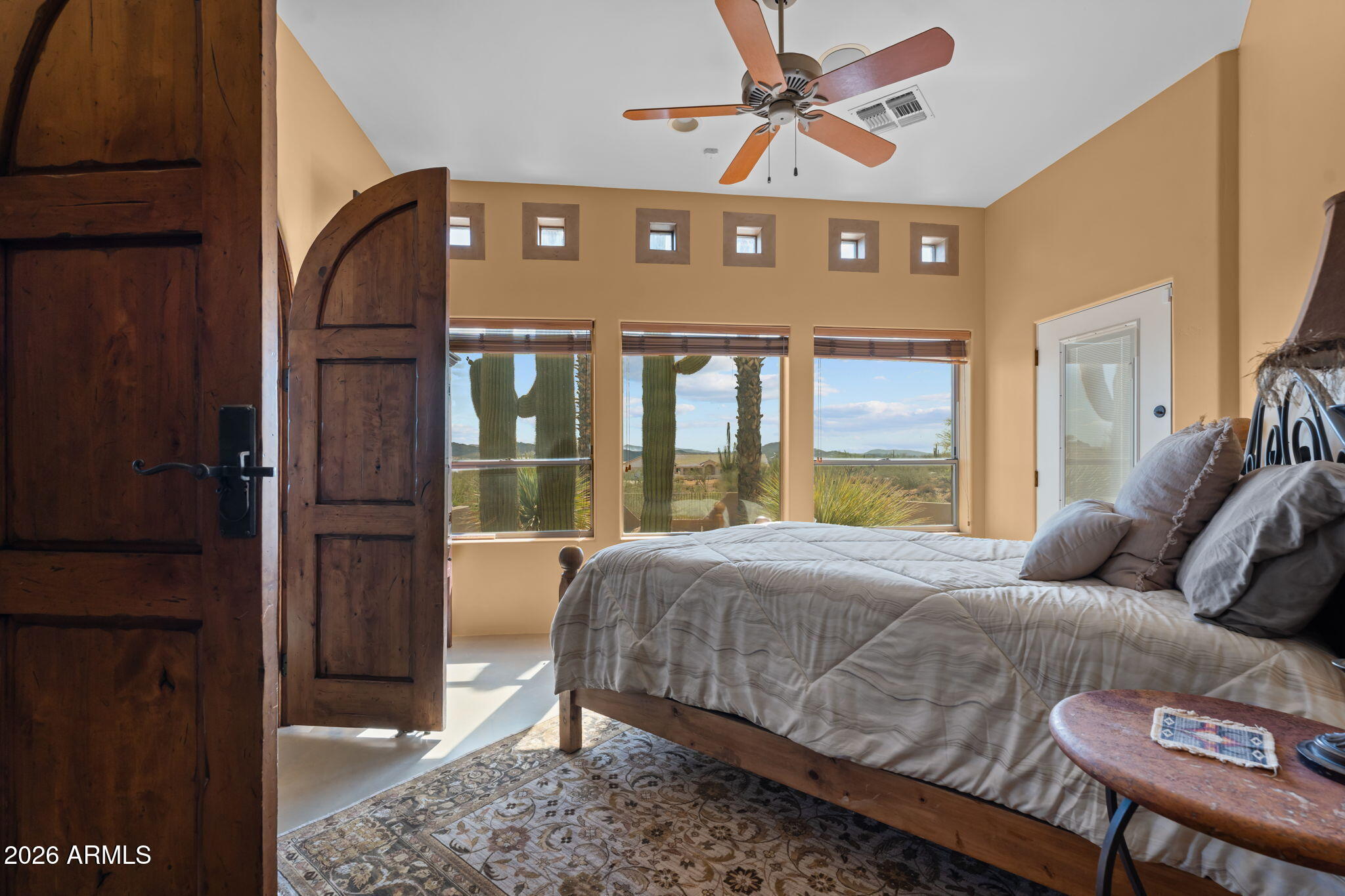 Rio Vista Hills with 5 horse pens - Residential