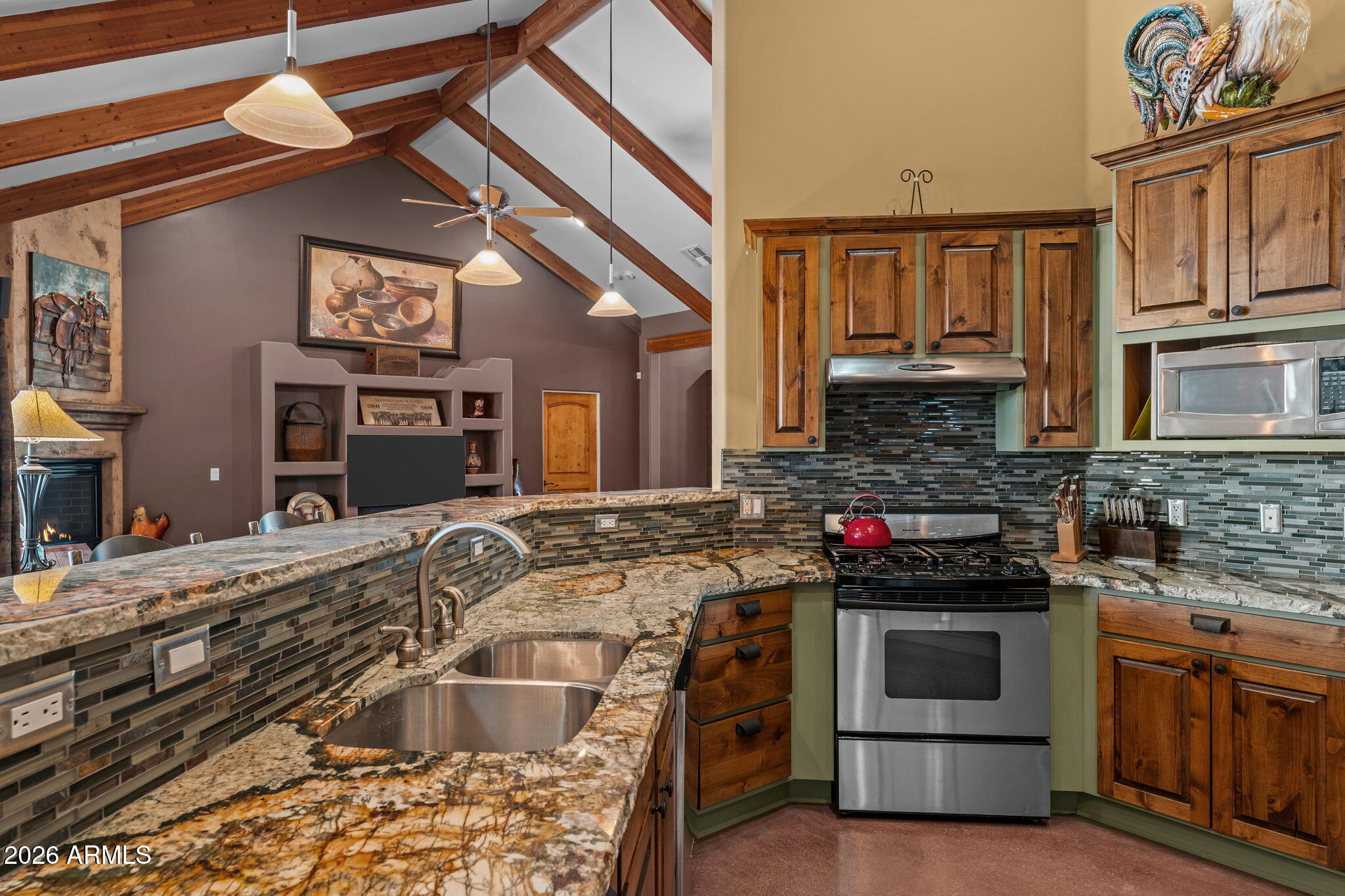 Rio Vista Hills with 5 horse pens - Residential