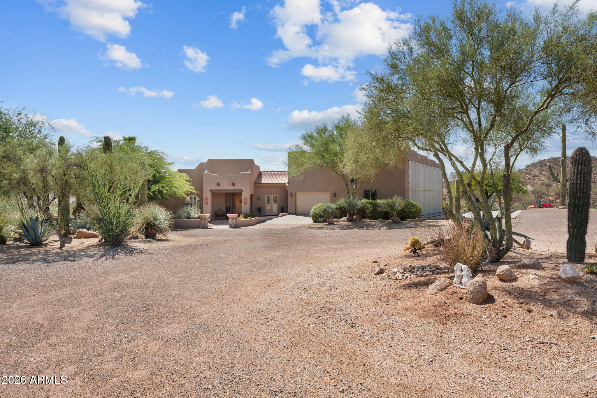 Rio Vista Hills with 5 horse pens - Residential