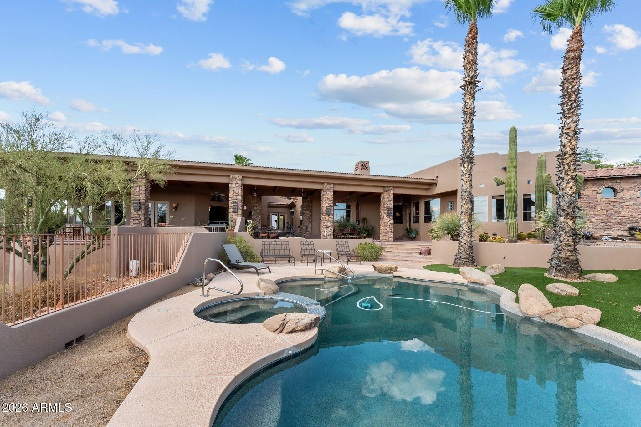 Rio Vista Hills with 5 horse pens - Residential