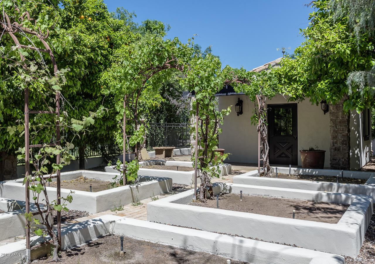 PARADISE VALLEY FARMS - Residential