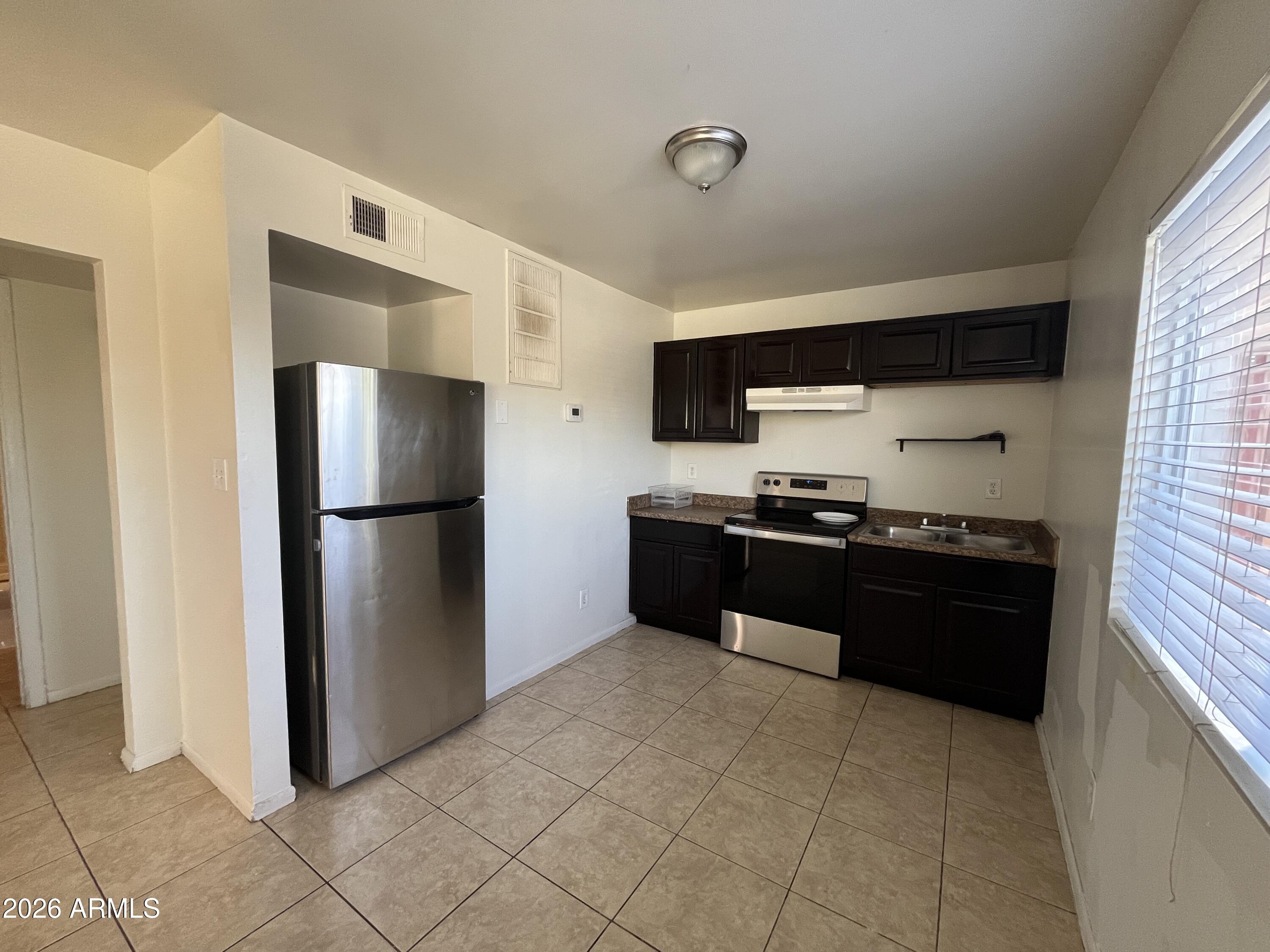 2-bedroom, 1-bath apartment with the clean feel of tile throughout.  Nestled in Phoenix, AZ!  Located just minutes away from popular shopping destinations, dining options, and beautiful parks, you'll find convenience and leisure within 15 minutes of your doorstep. Spend your weekends exploring nearby entertainment venues or enjoy leisurely strolls through local green spaces. Bottom level Apartment located near Carington College, The Art Institute of Phoenix, The Vocational Institute, John C Lincoln Hospital and Brookline College.