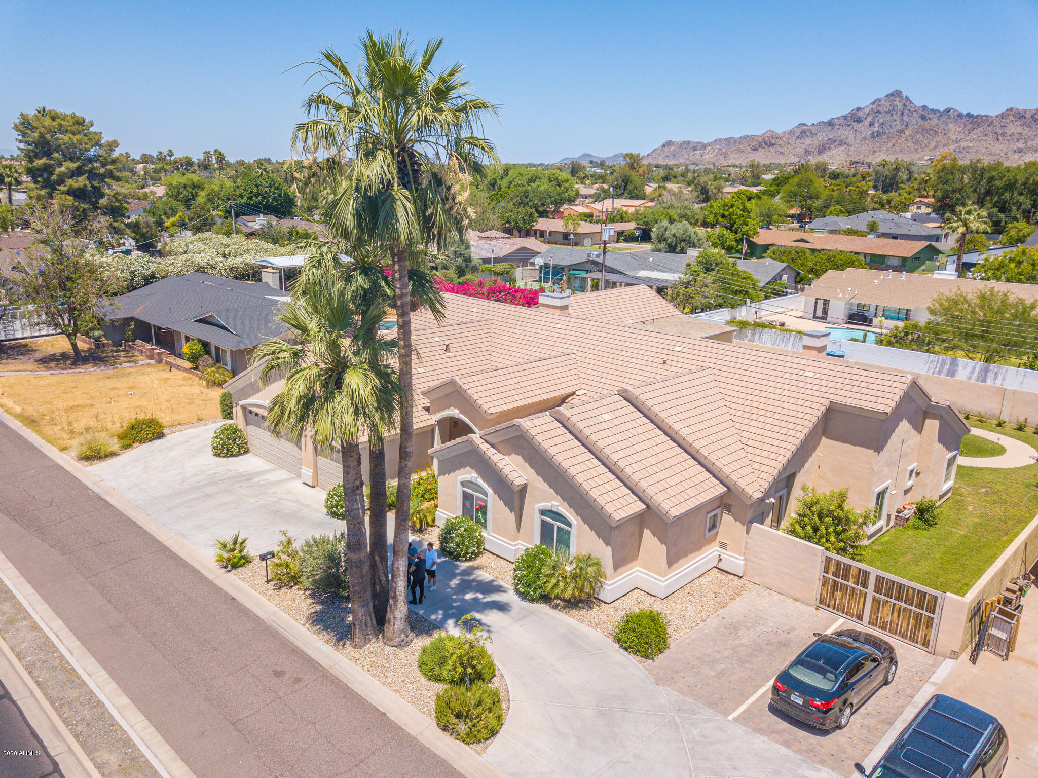 CAMELBACK SHADOWS - Business Opportunity