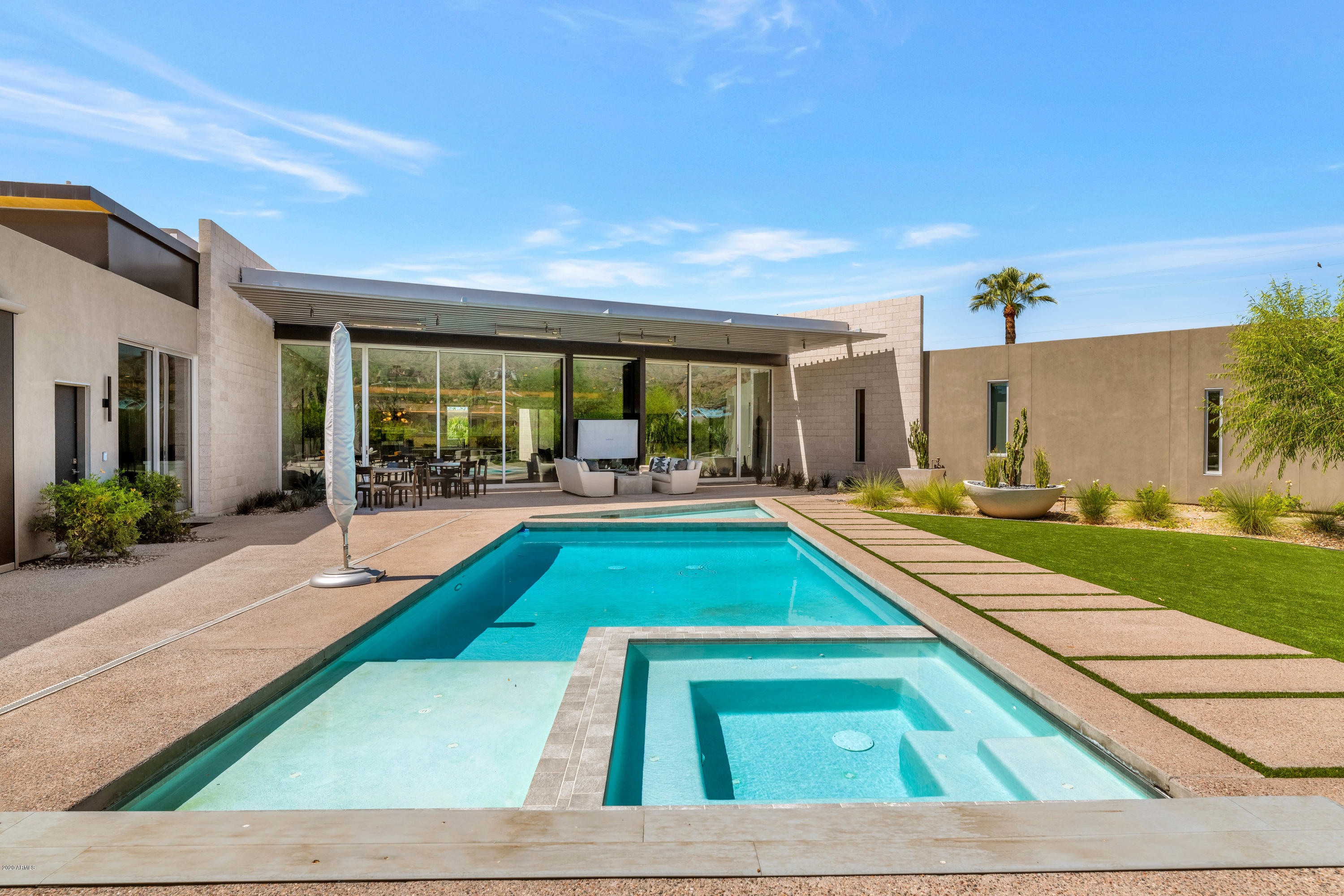 ROYAL VIEW - Residential