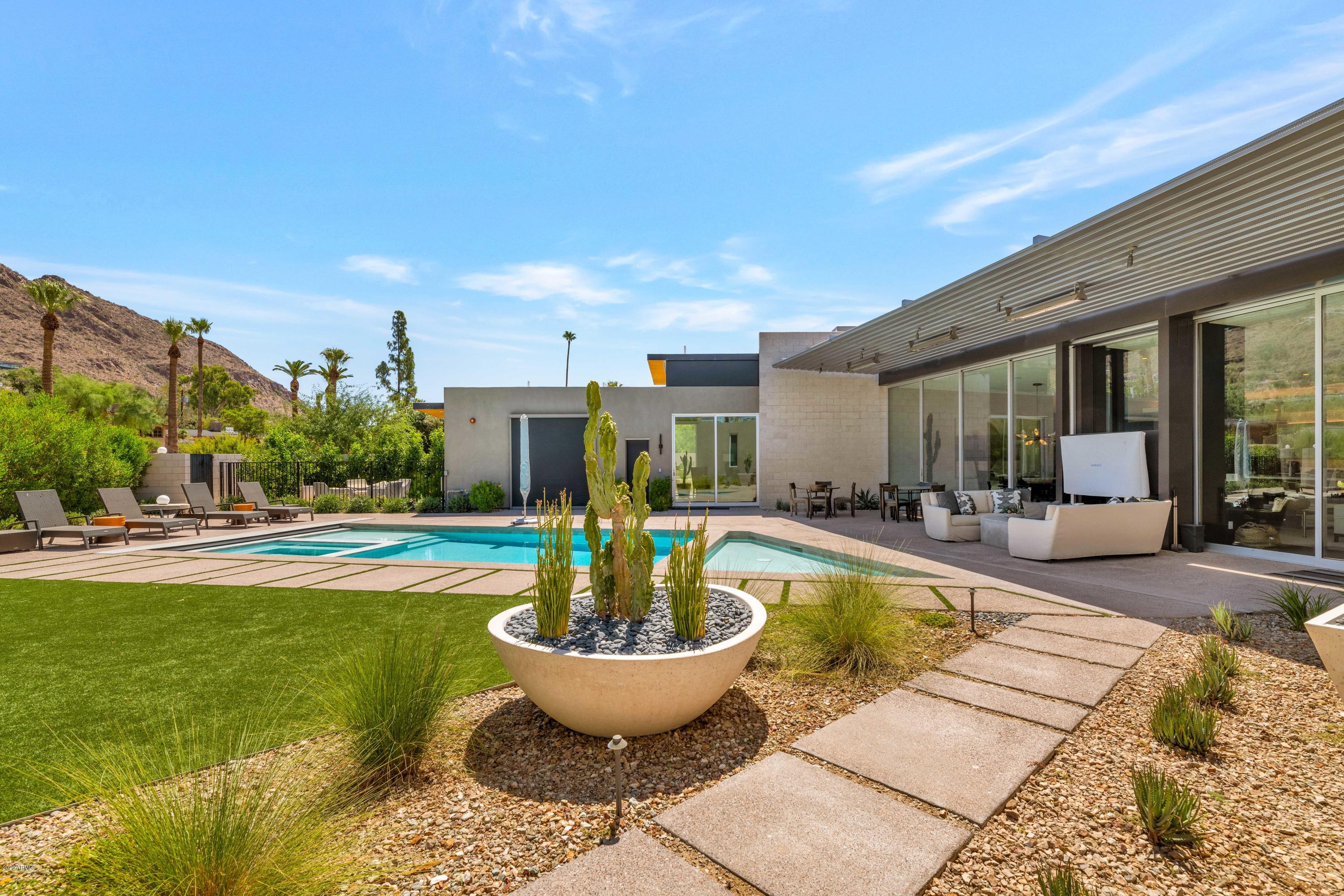 ROYAL VIEW - Residential