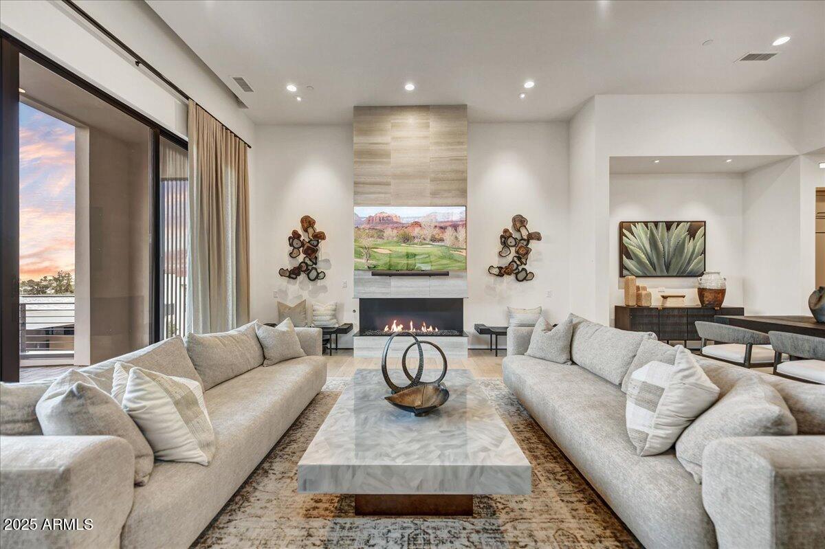 PHOENICIAN - Residential