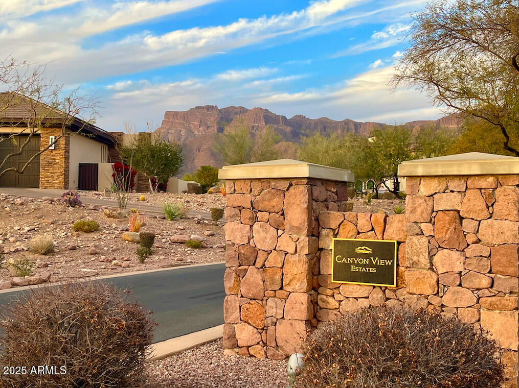 SUPERSTITION MOUNTAIN - Land
