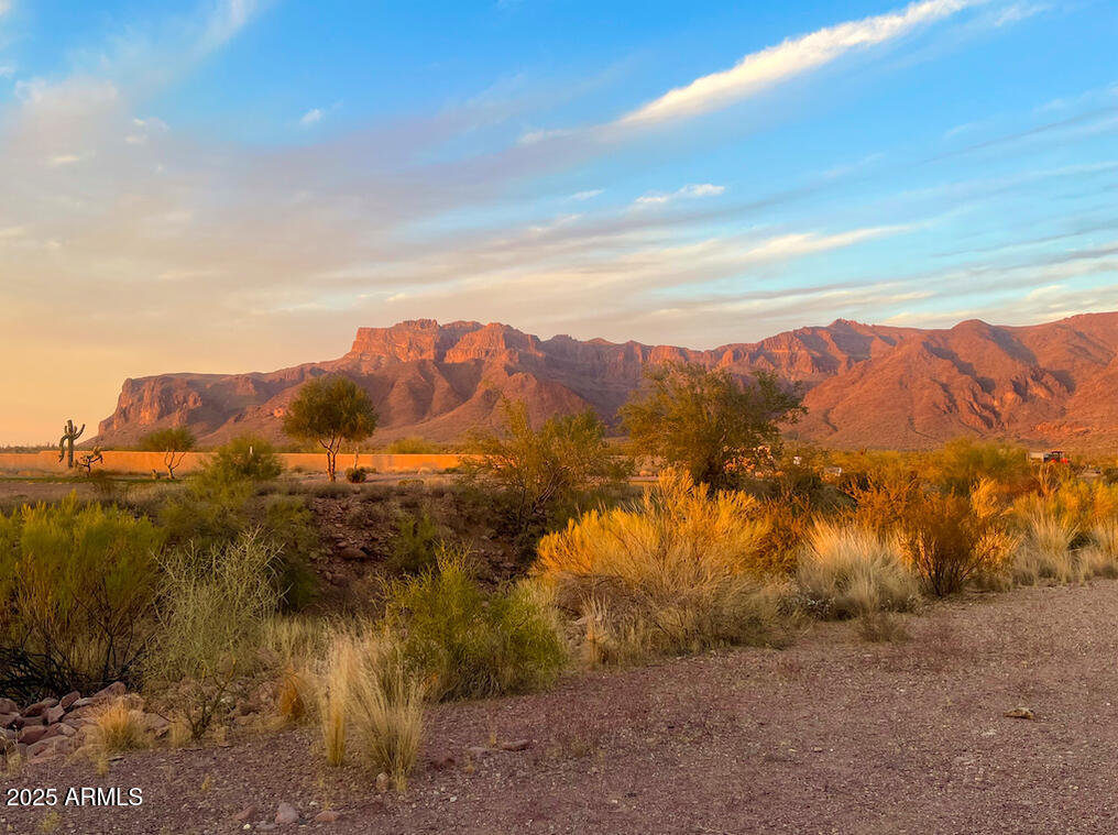 SUPERSTITION MOUNTAIN - Land