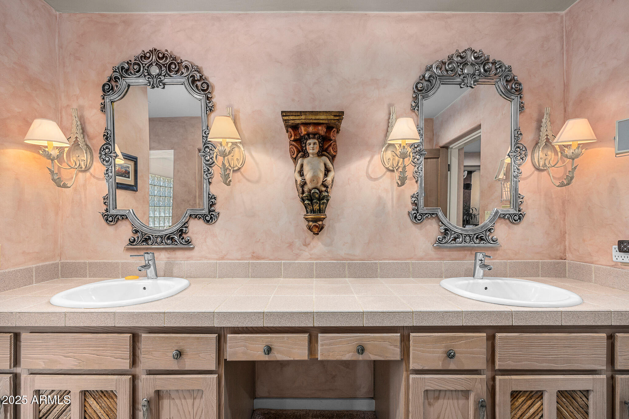 CAMELBACK MANOR - Residential
