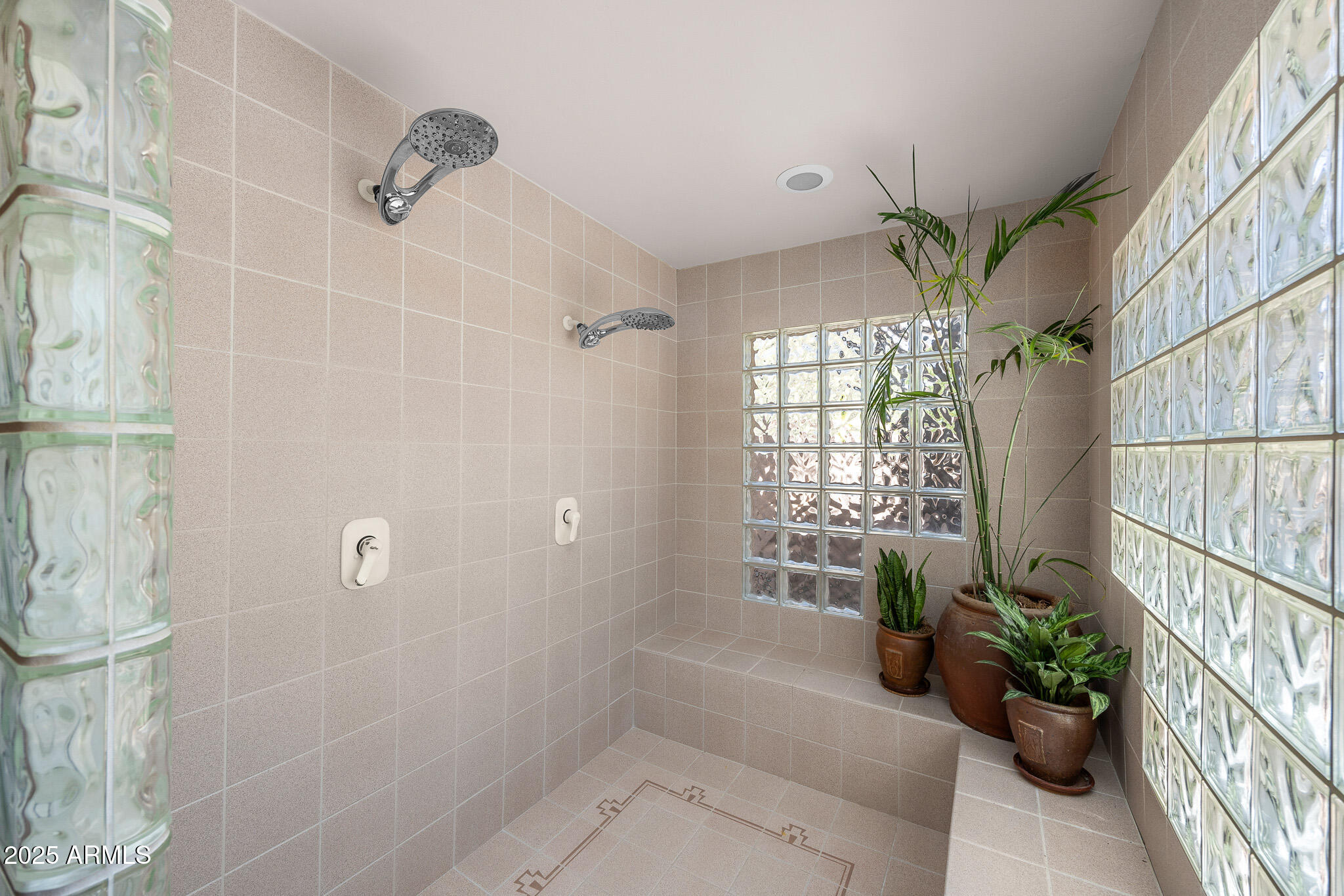 CAMELBACK MANOR - Residential