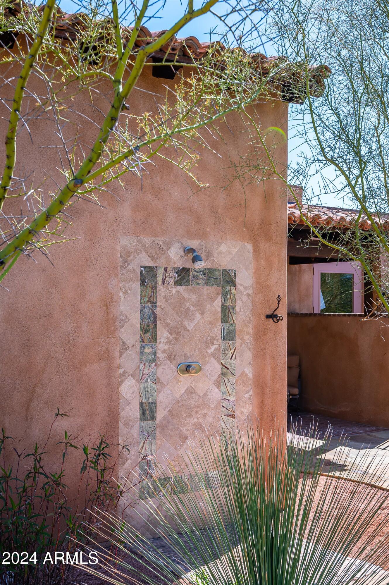 WHISPER ROCK - Residential