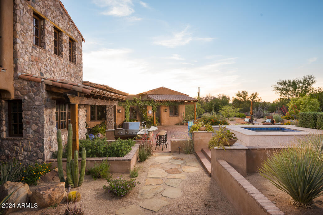 WHISPER ROCK - Residential