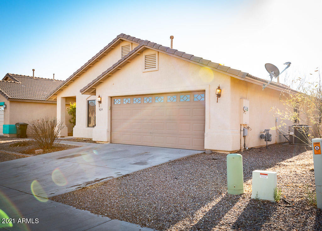 All you are looking for and more in this great 4 bedroom/ 2 bathroom home in Chaparral Village neighborhood. Located just a jump and skip away from the large and fun filled Chaparral park. 
Kitchen for this home has all stainless steel appliances and granite counter tops.  Great room is a joint living room and dining set up can be perfect for entertaining. 
What are you waiting for?