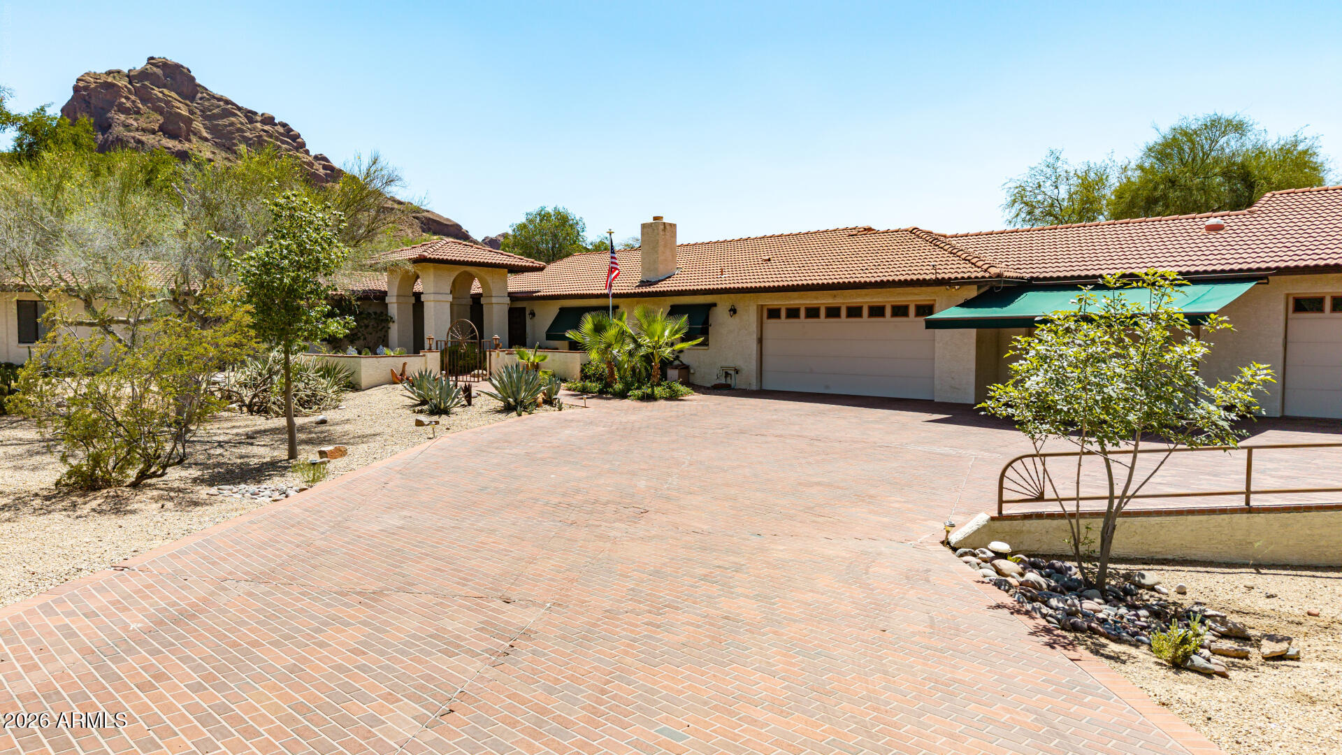CAMELBACK MANOR - Residential