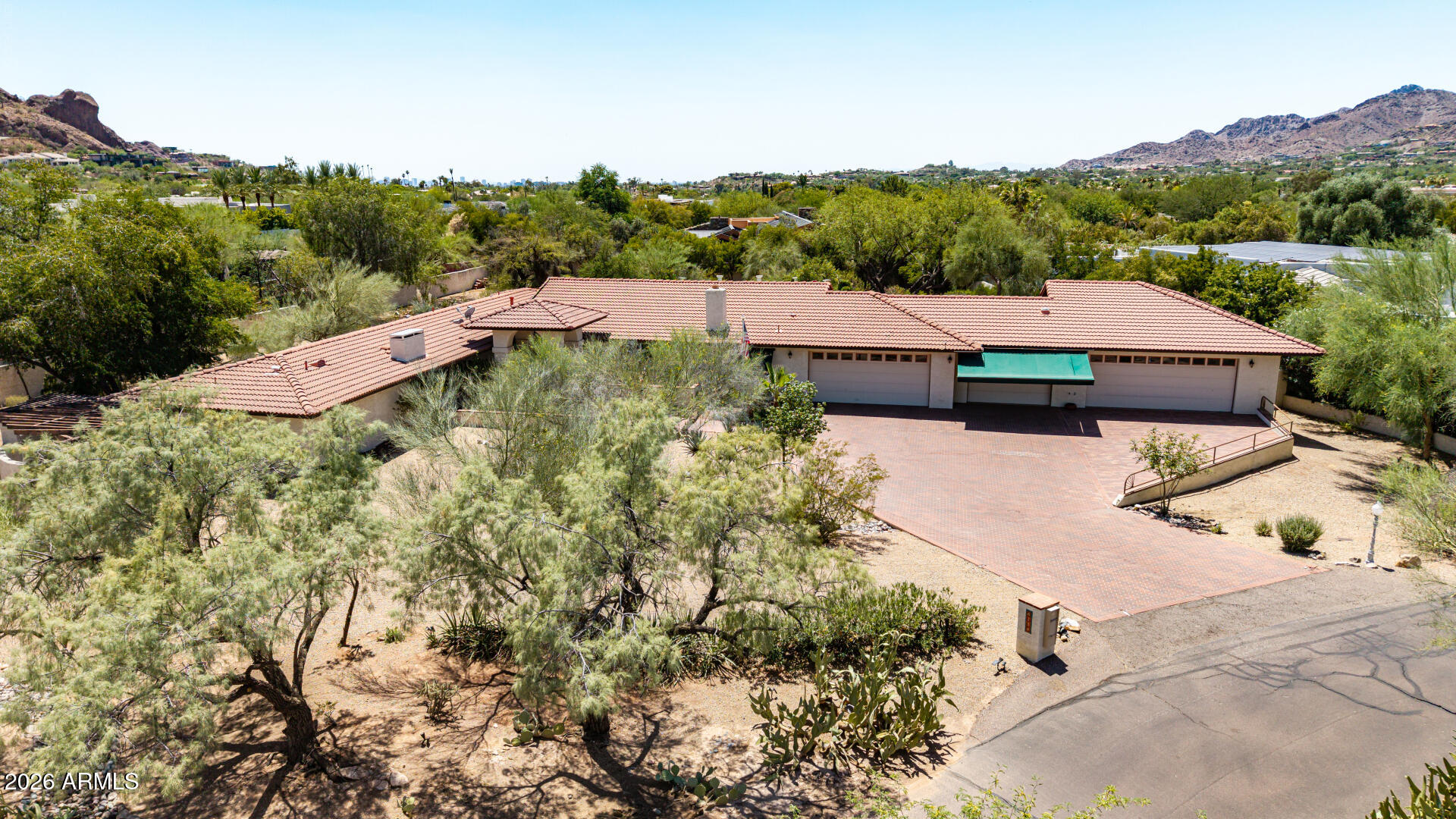 CAMELBACK MANOR - Residential