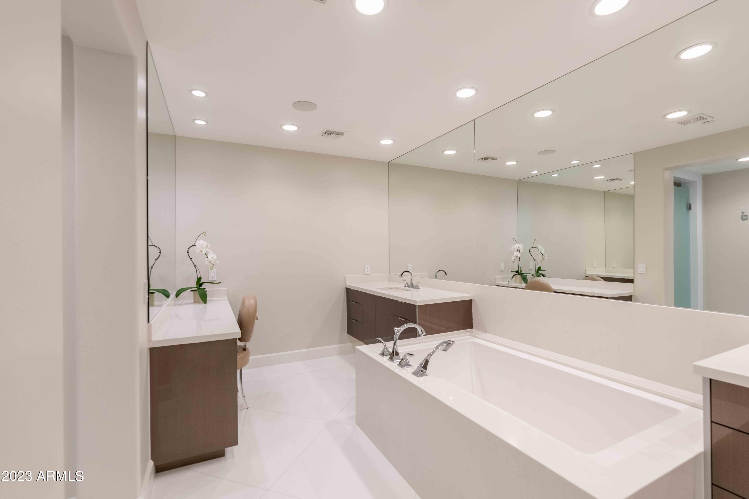 SCOTTSDALE WATERFRONT RESIDENCES - Residential