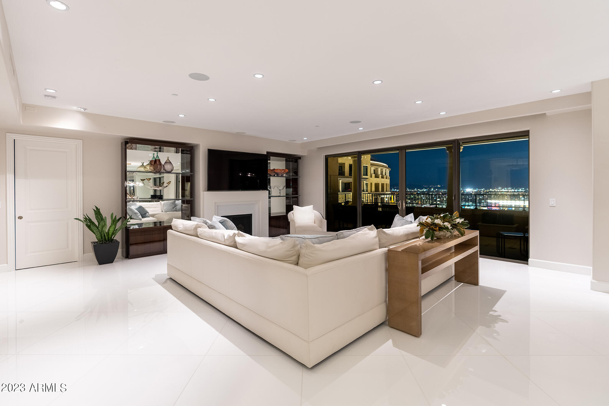 SCOTTSDALE WATERFRONT RESIDENCES - Residential