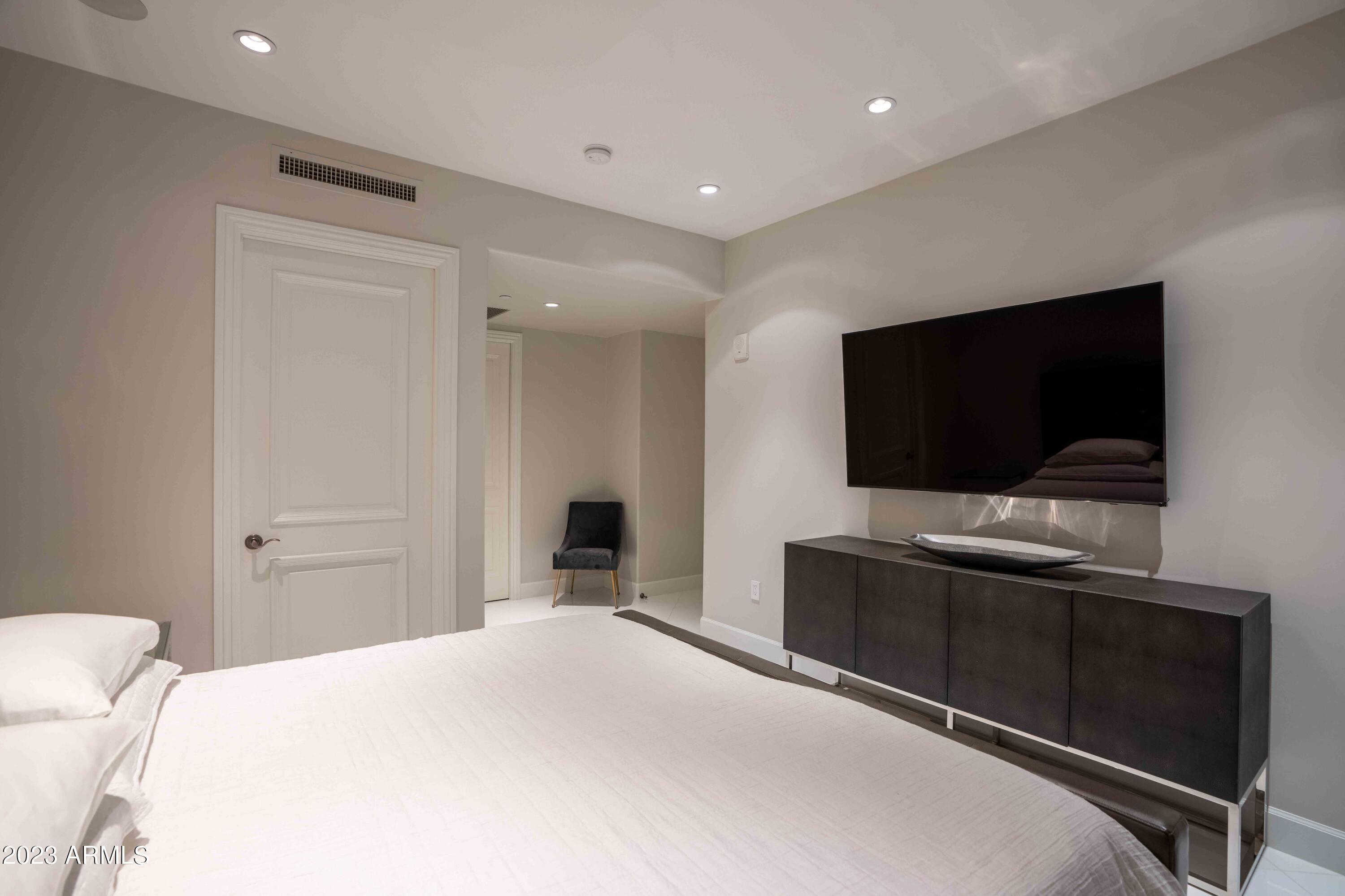 SCOTTSDALE WATERFRONT RESIDENCES - Residential