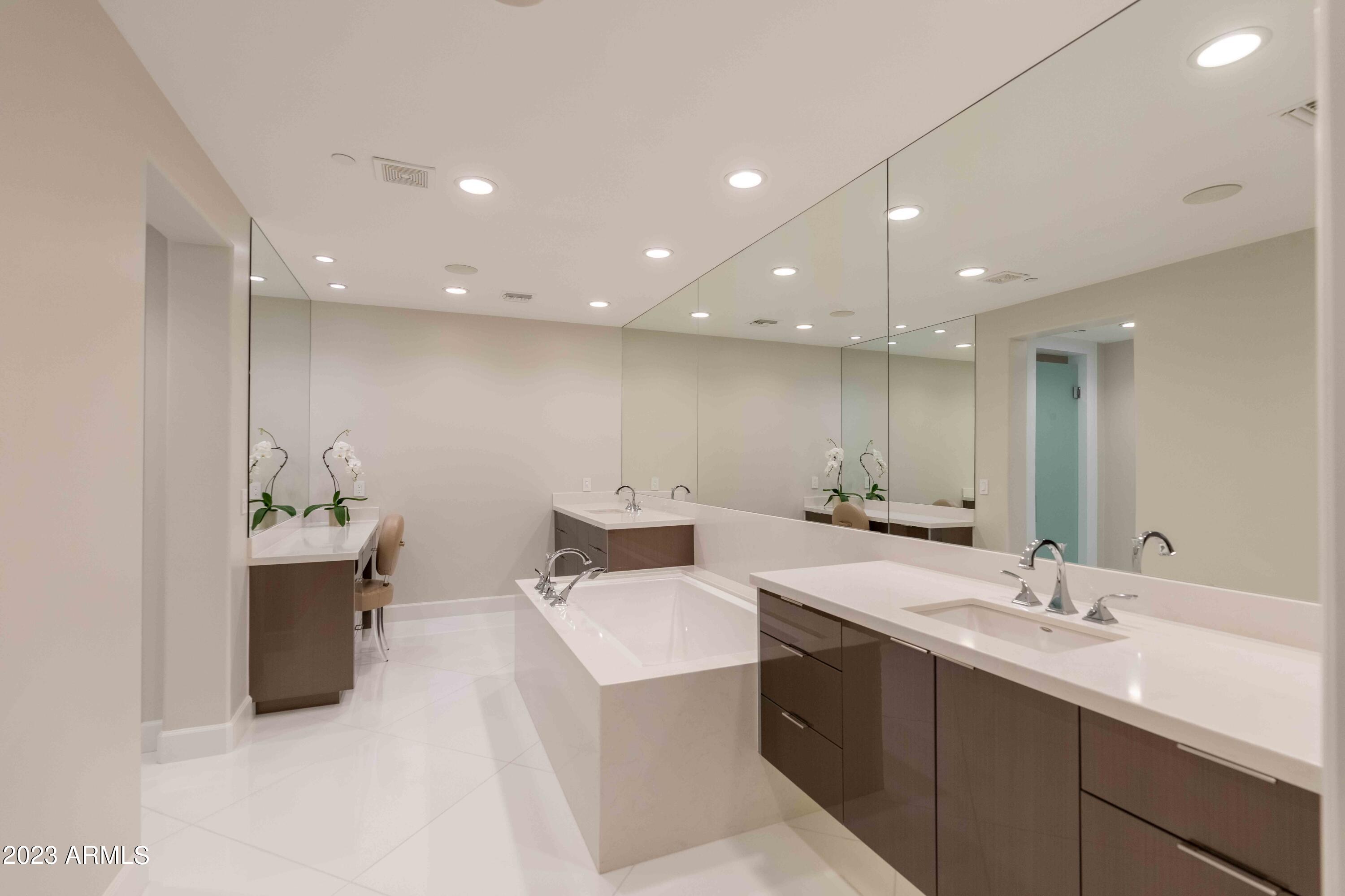 SCOTTSDALE WATERFRONT RESIDENCES - Residential