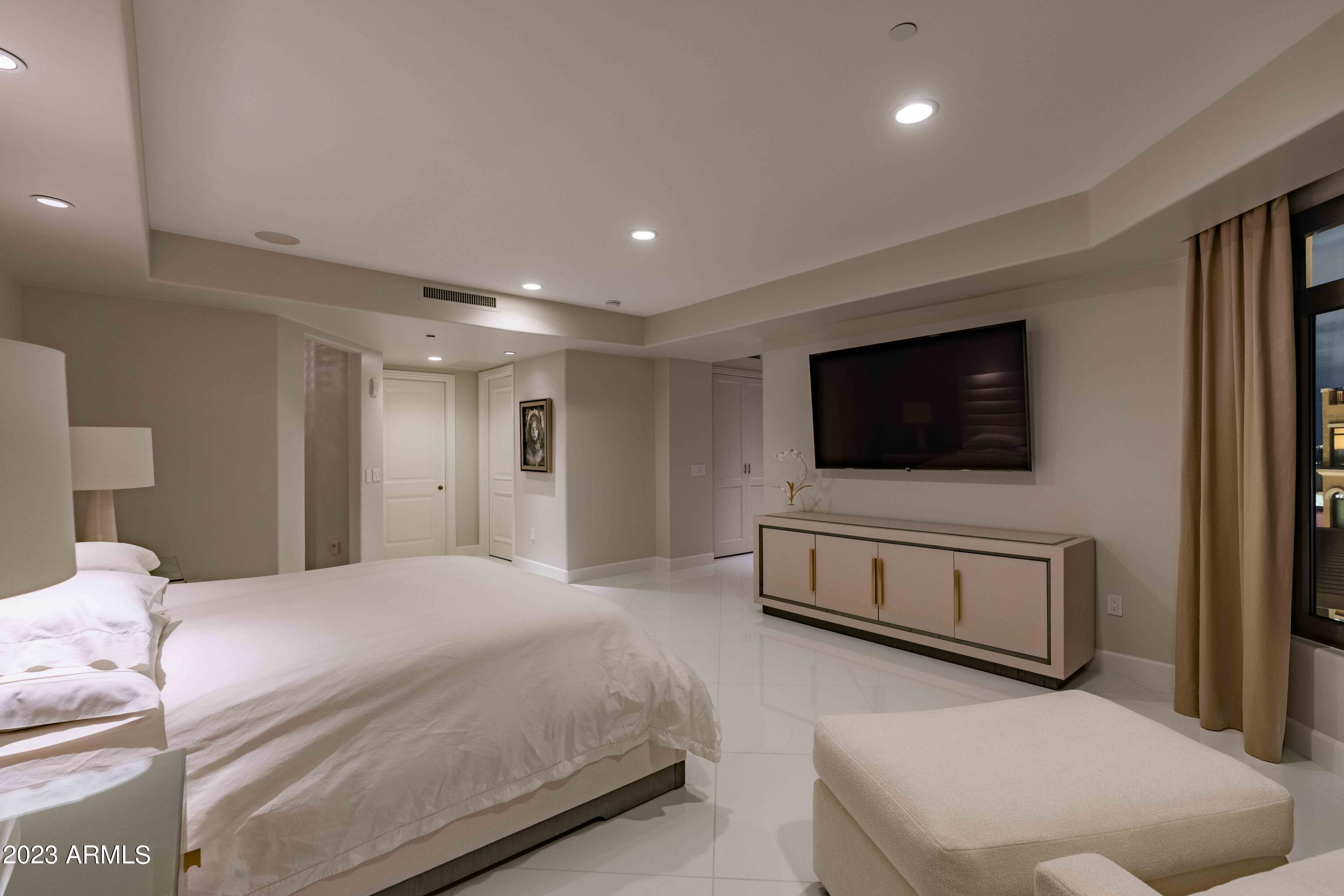 SCOTTSDALE WATERFRONT RESIDENCES - Residential