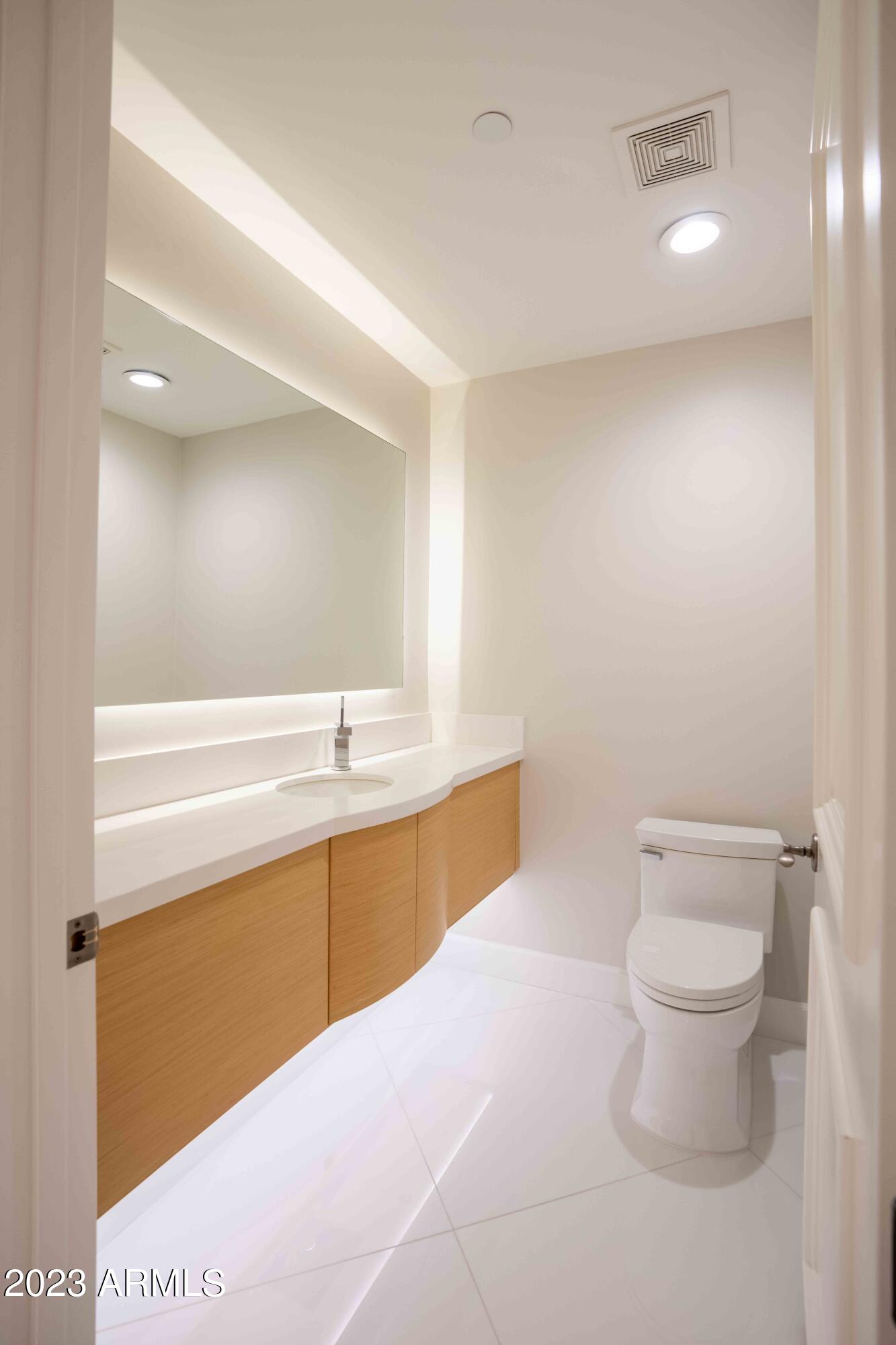 SCOTTSDALE WATERFRONT RESIDENCES - Residential