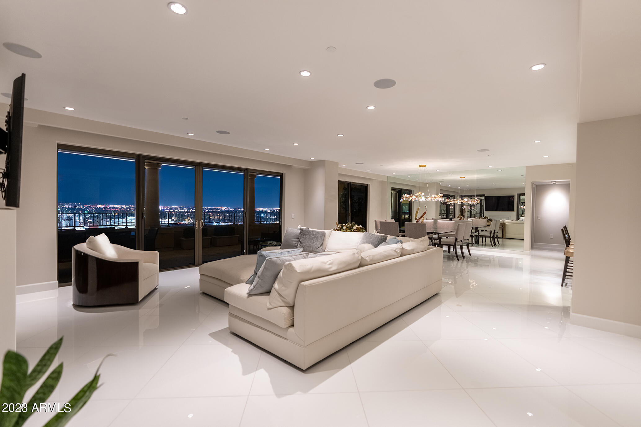 SCOTTSDALE WATERFRONT RESIDENCES - Residential