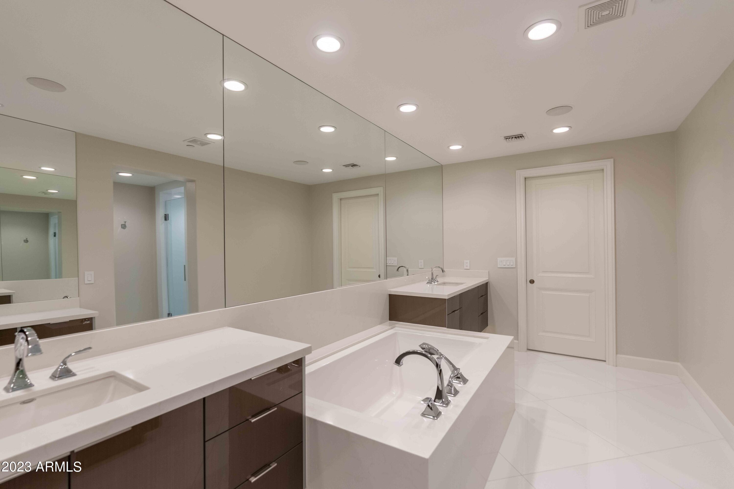 SCOTTSDALE WATERFRONT RESIDENCES - Residential