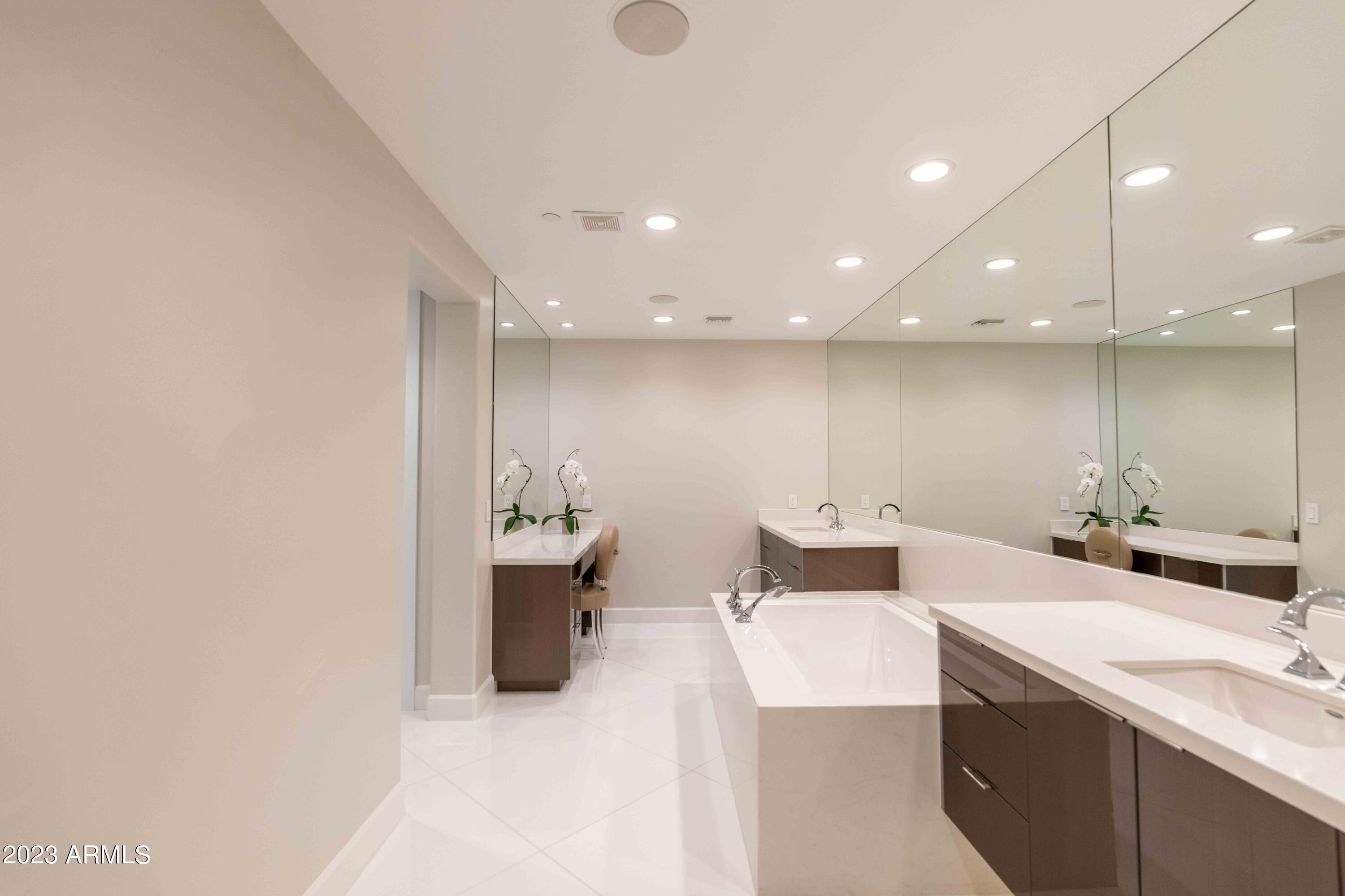 SCOTTSDALE WATERFRONT RESIDENCES - Residential