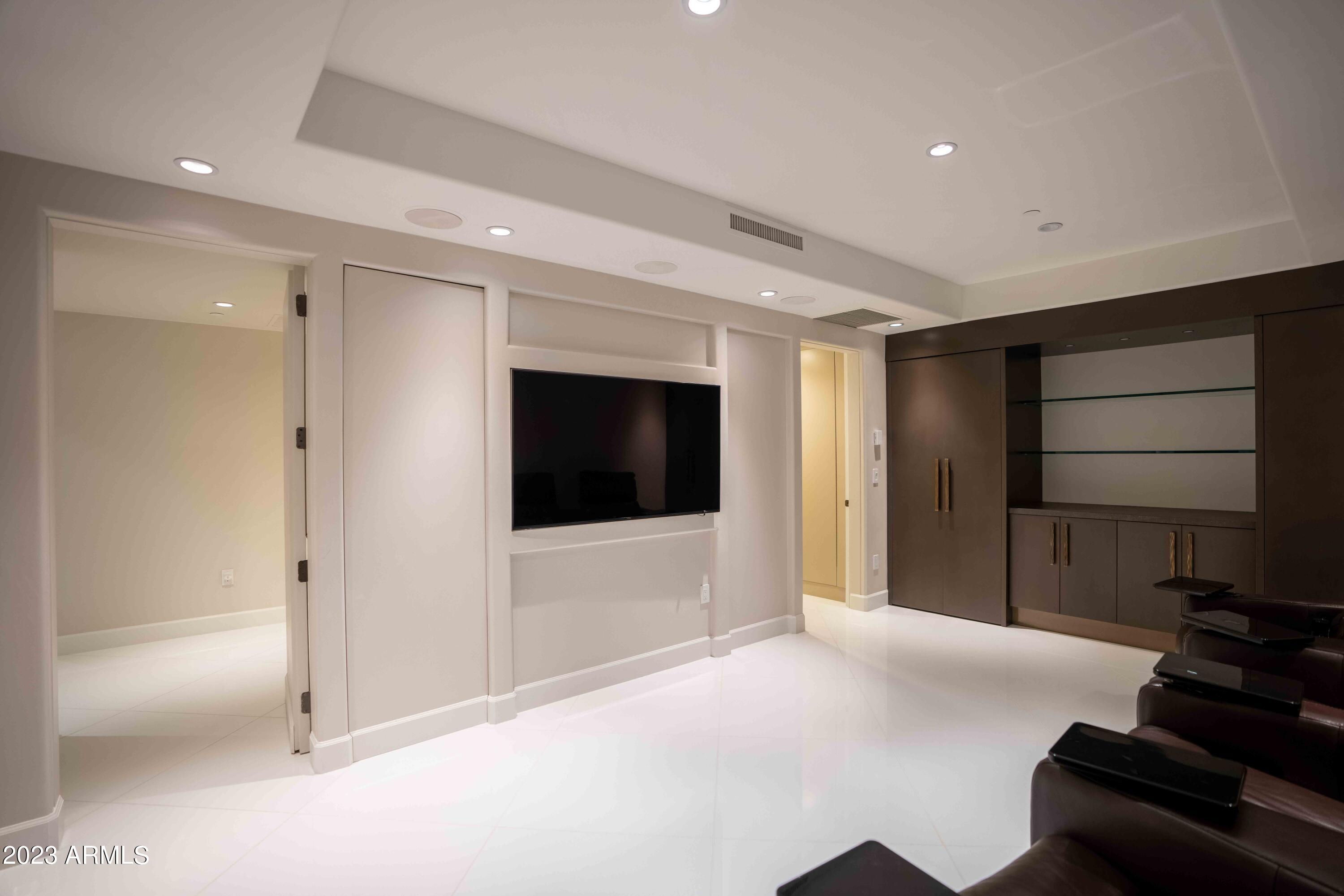 SCOTTSDALE WATERFRONT RESIDENCES - Residential