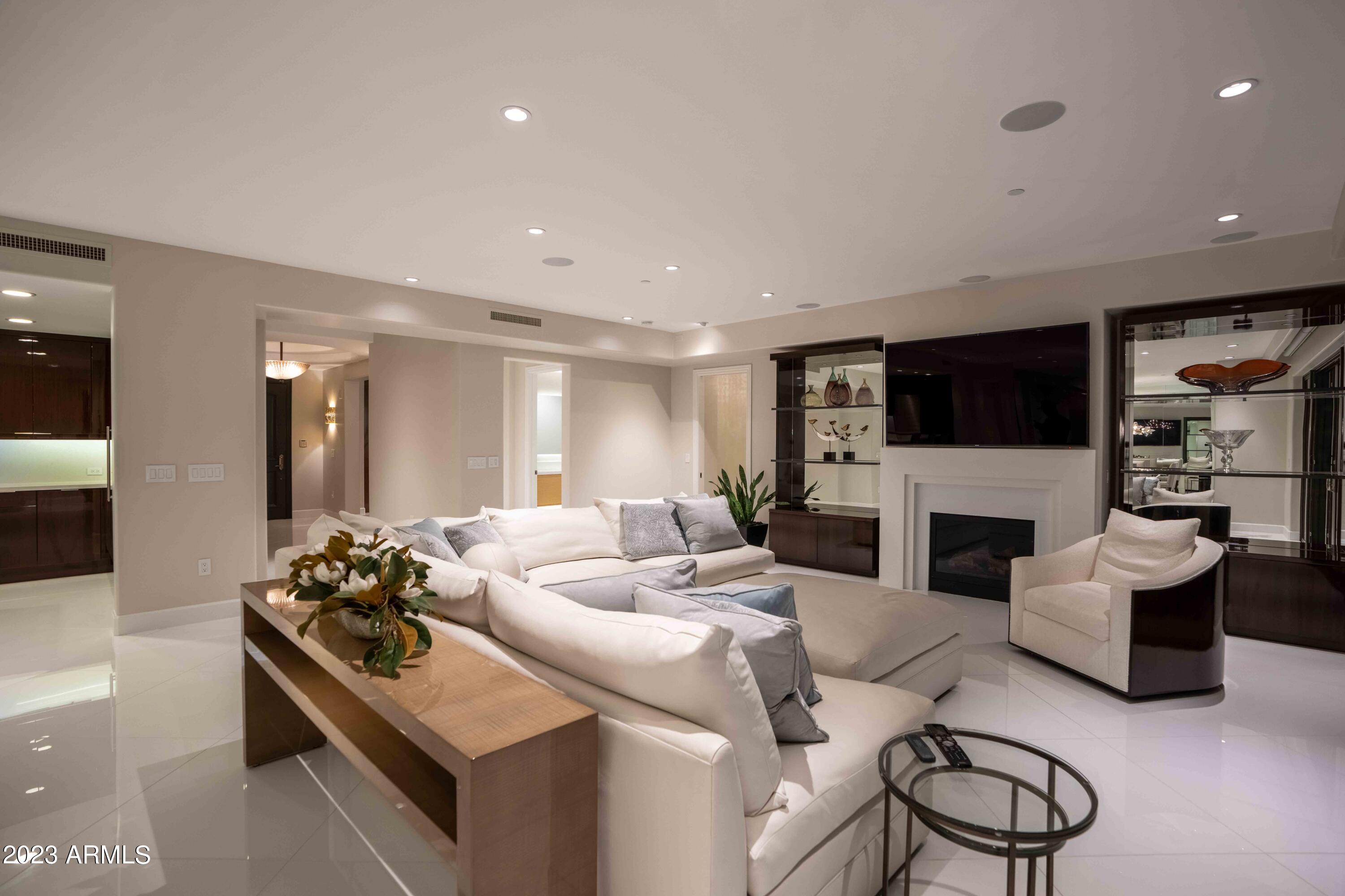 SCOTTSDALE WATERFRONT RESIDENCES - Residential