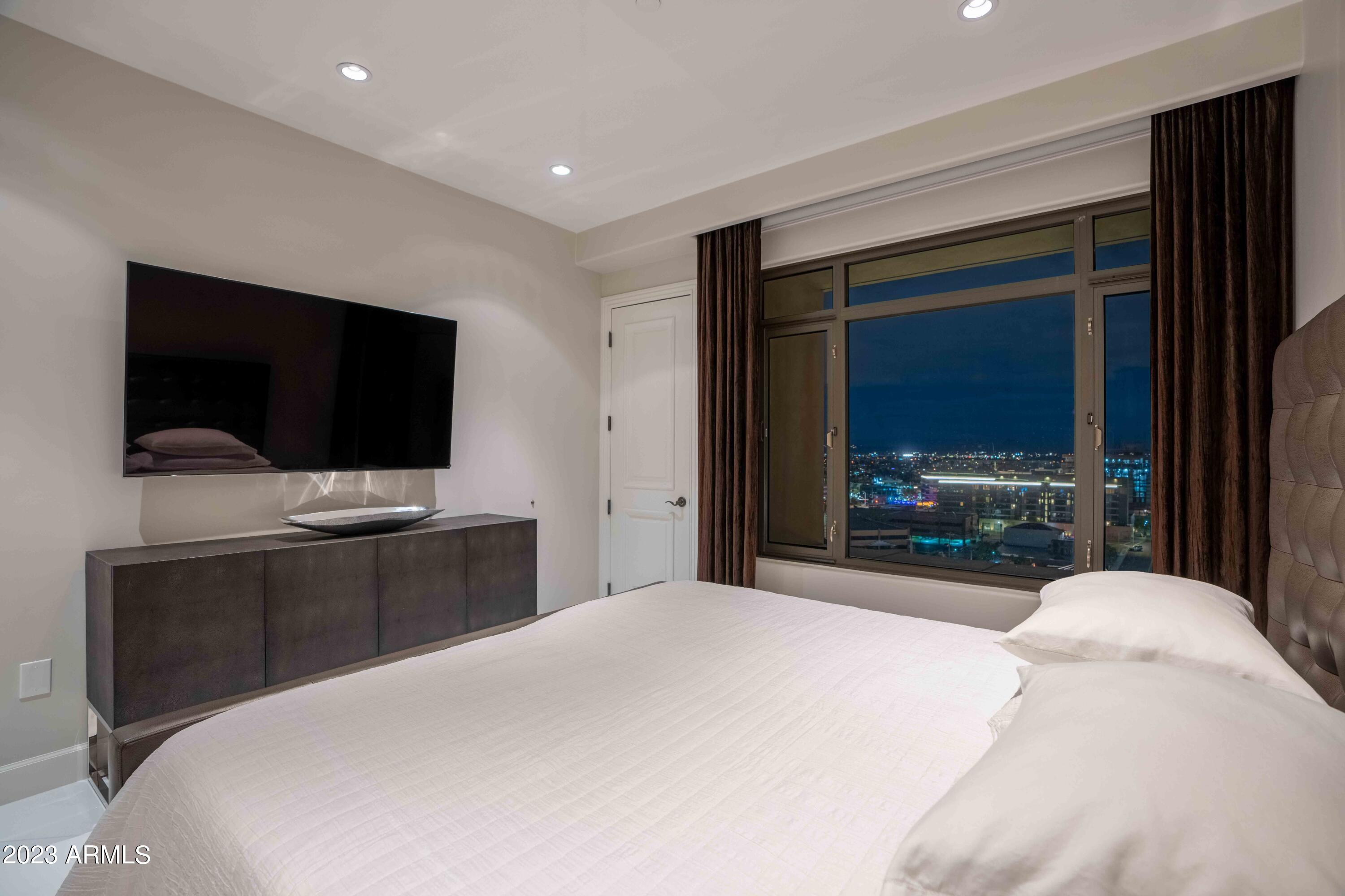 SCOTTSDALE WATERFRONT RESIDENCES - Residential