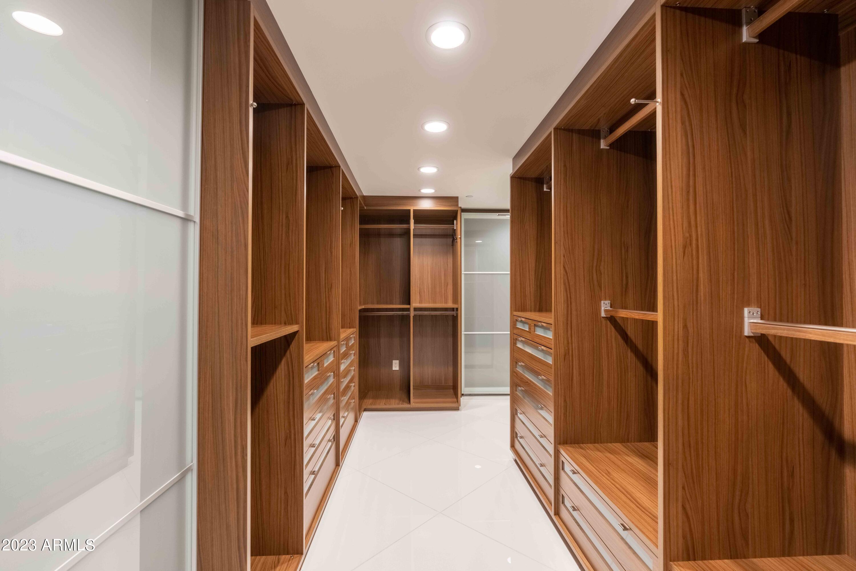SCOTTSDALE WATERFRONT RESIDENCES - Residential