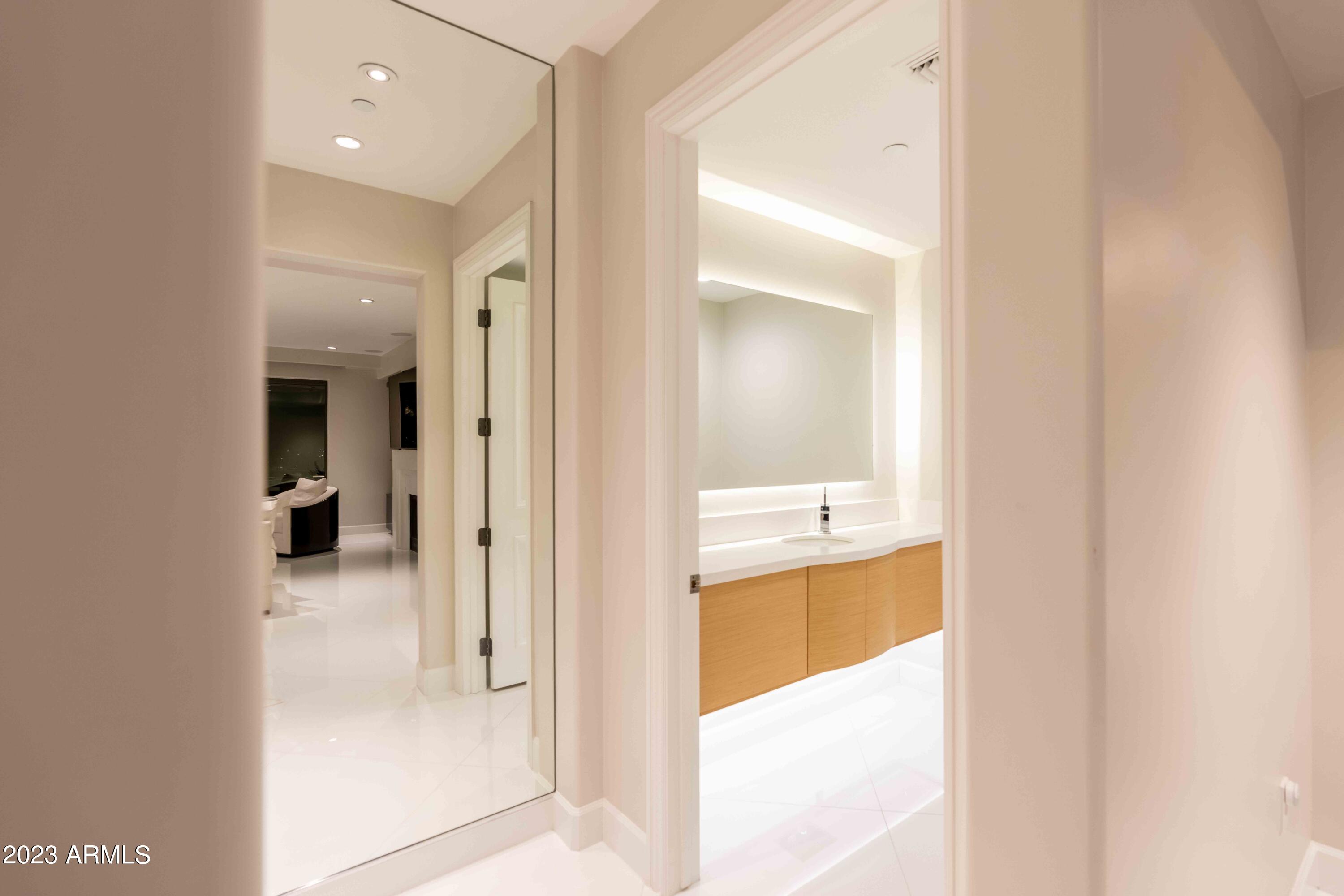 SCOTTSDALE WATERFRONT RESIDENCES - Residential