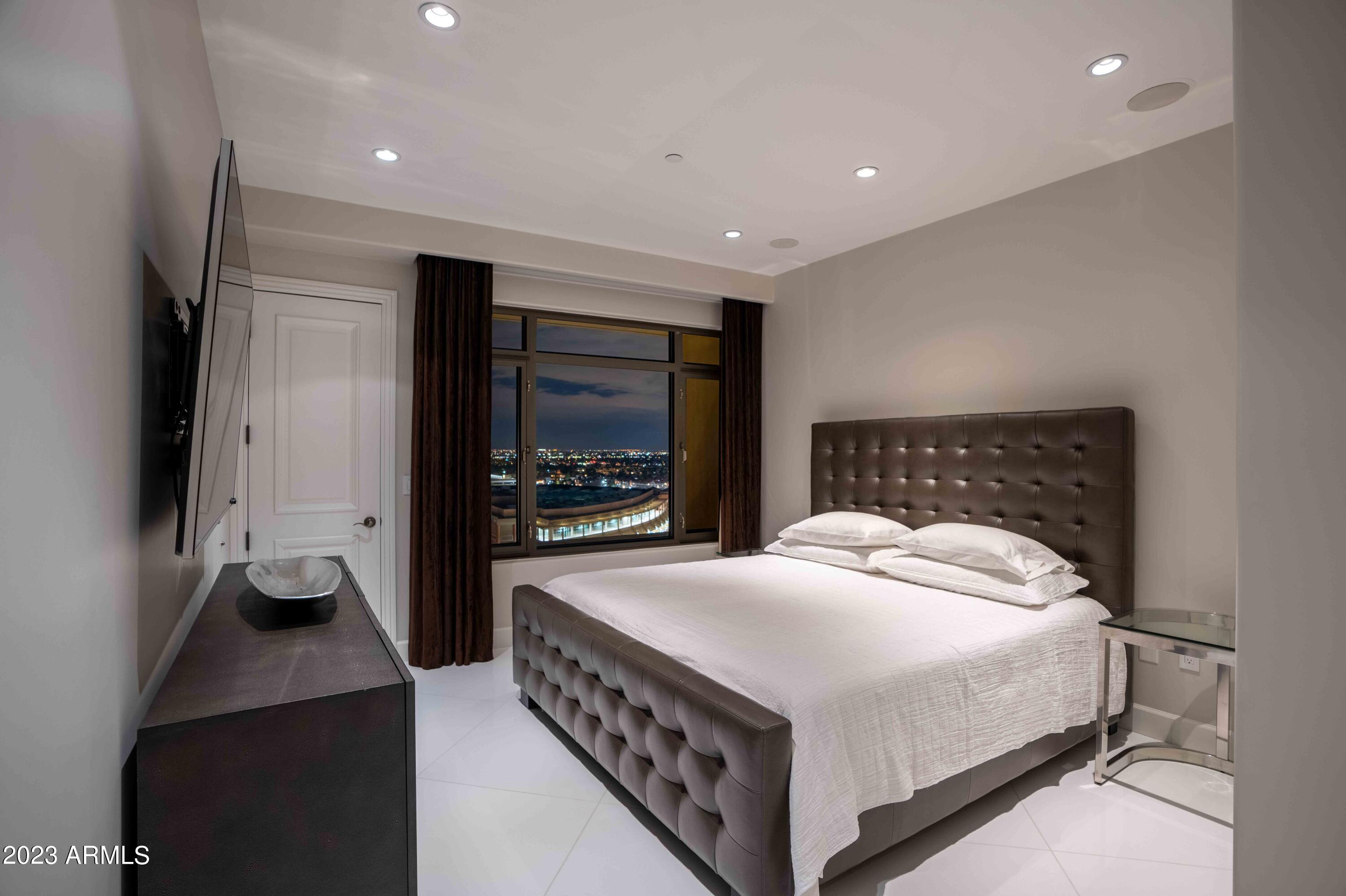 SCOTTSDALE WATERFRONT RESIDENCES - Residential
