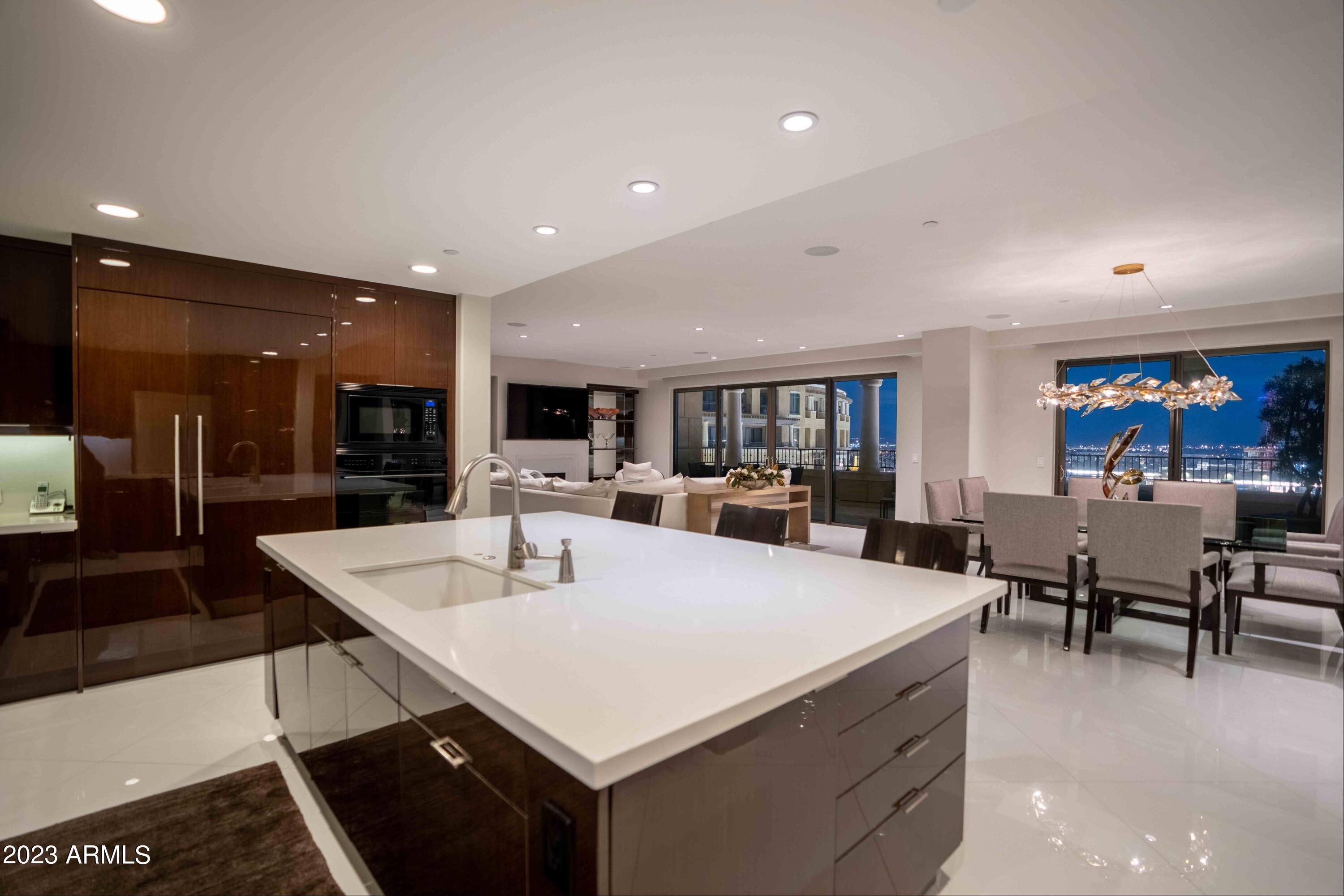 SCOTTSDALE WATERFRONT RESIDENCES - Residential