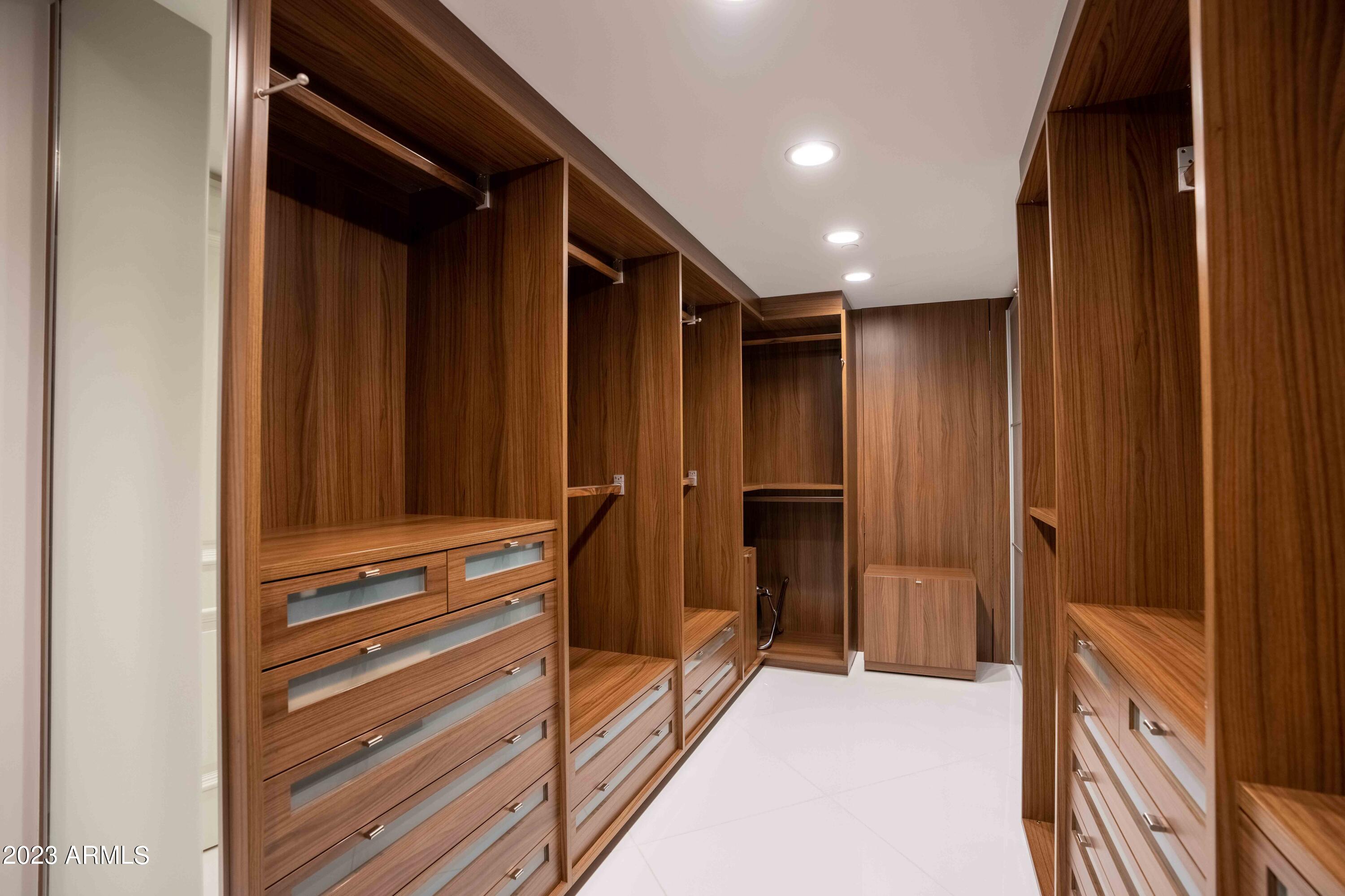 SCOTTSDALE WATERFRONT RESIDENCES - Residential