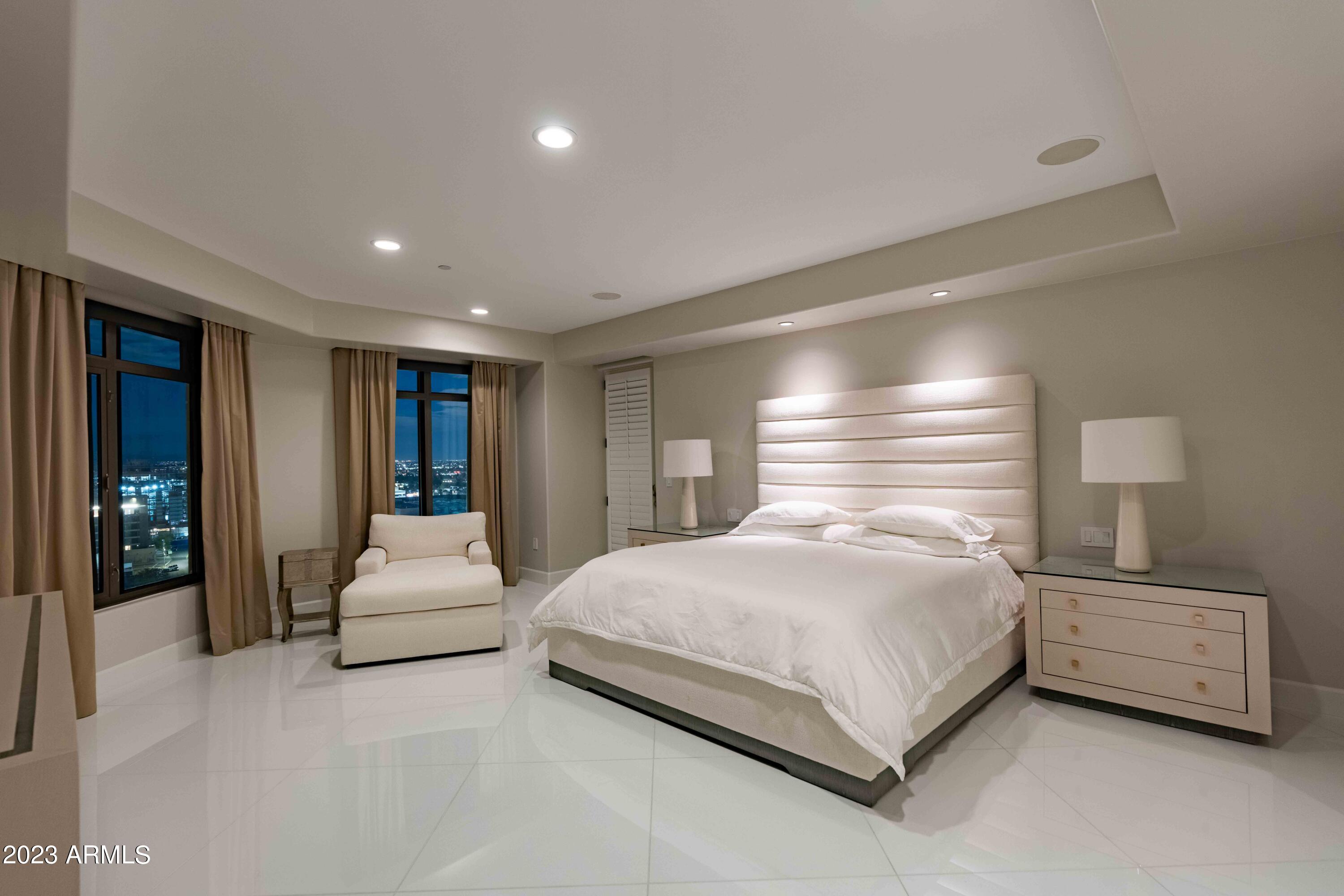 SCOTTSDALE WATERFRONT RESIDENCES - Residential