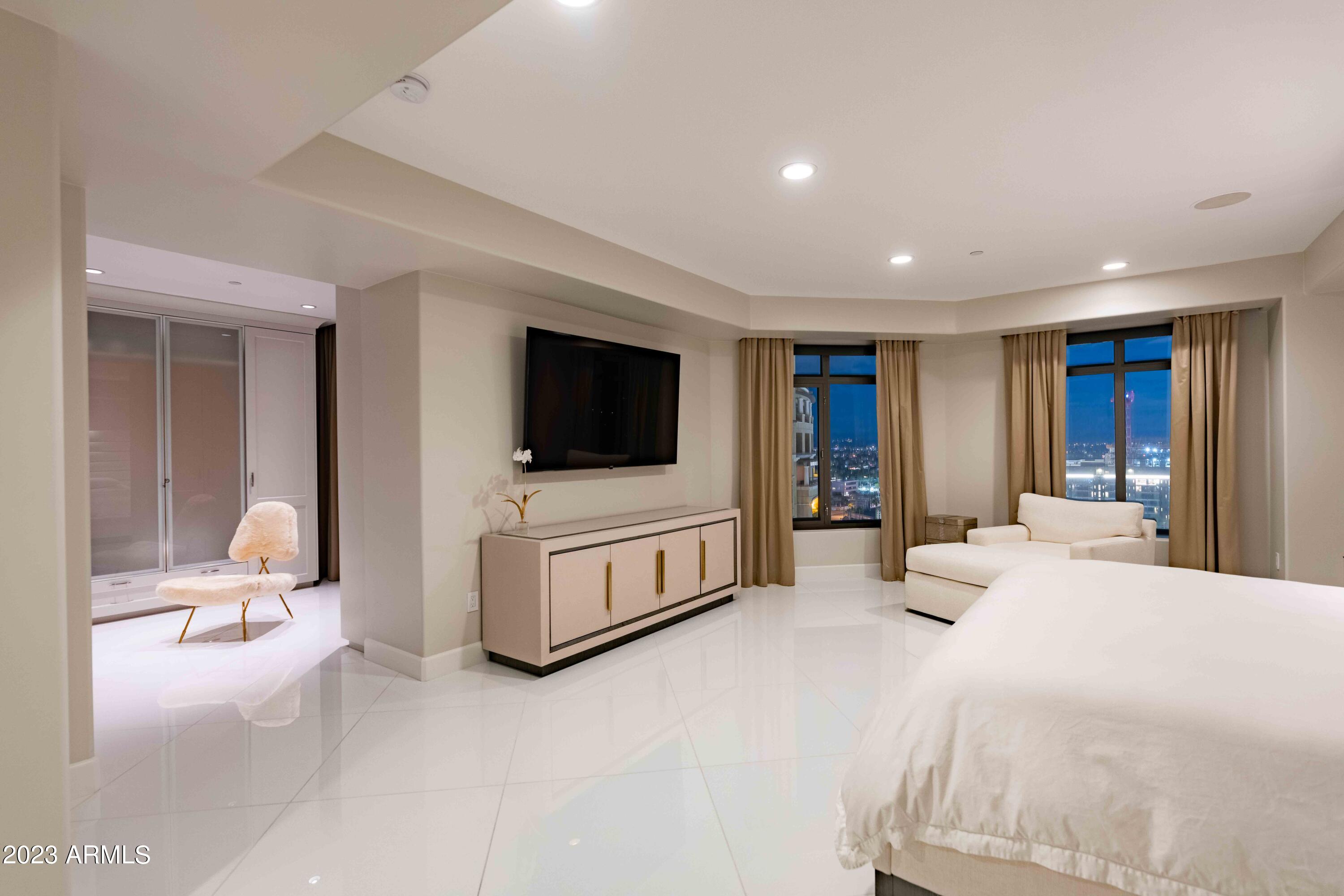 SCOTTSDALE WATERFRONT RESIDENCES - Residential