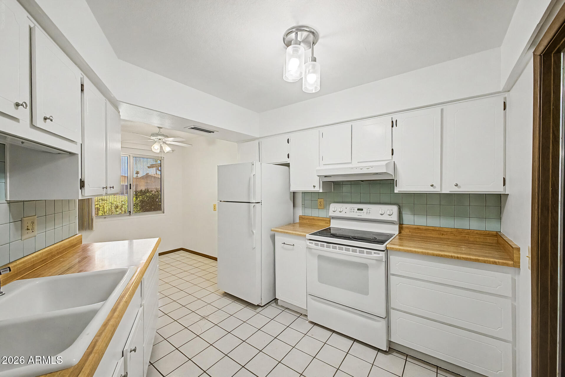 SUN CITY WEST UNIT 1 MCR 200-1 LOT 160 TOG W/UNDIV 1-74 INT IN TR C - Residential