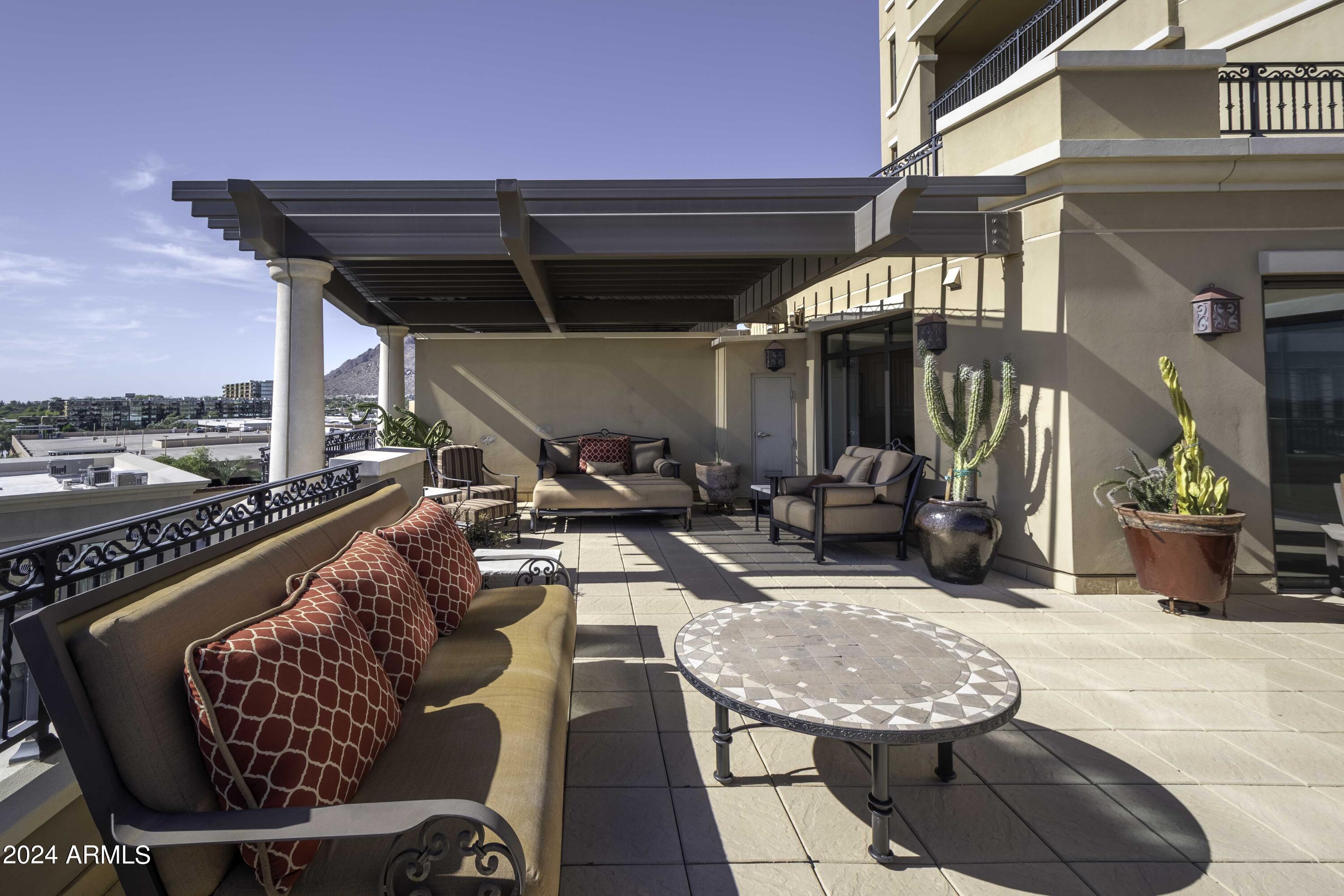 SCOTTSDALE WATERFRONT RESIDENCES - Residential