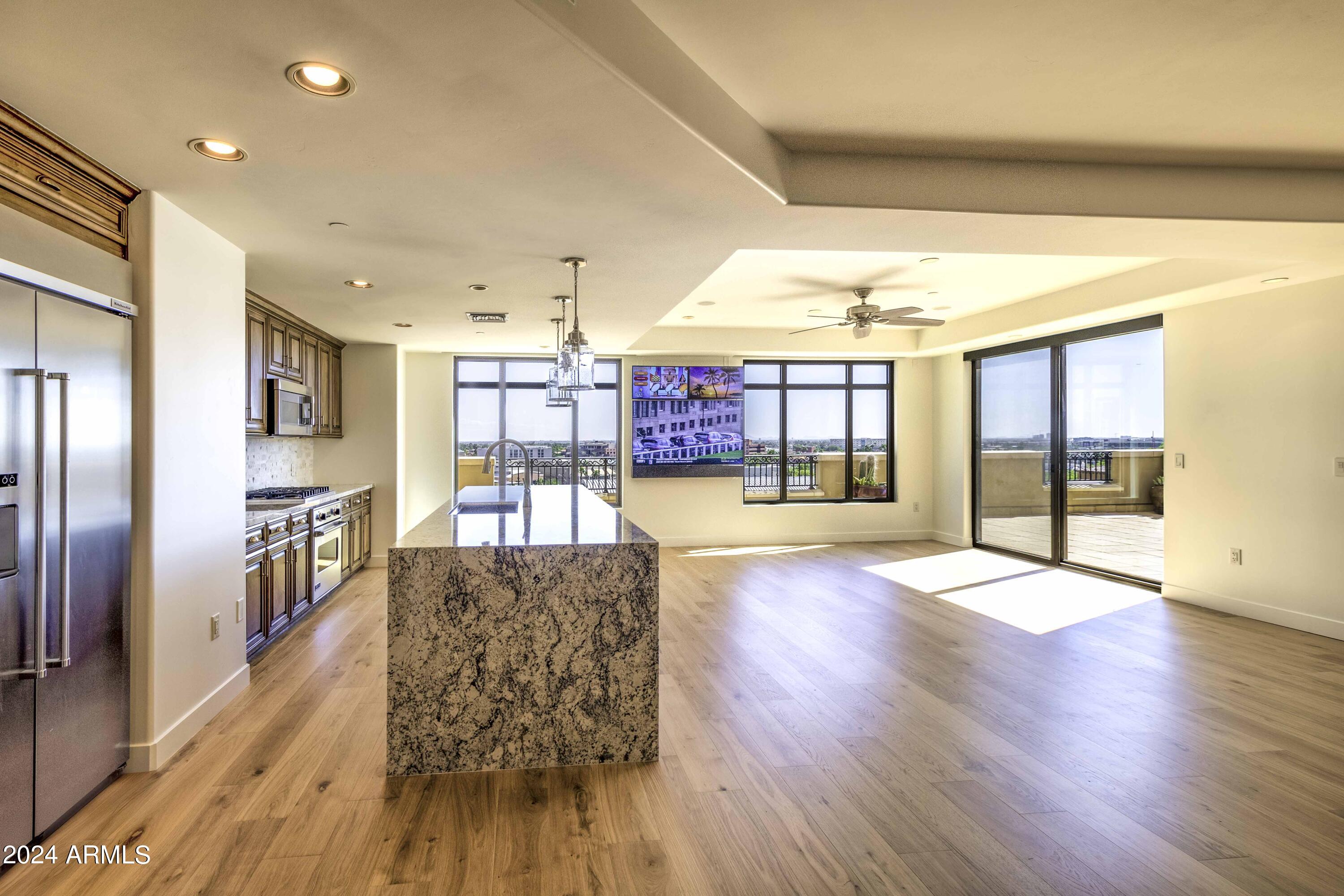 SCOTTSDALE WATERFRONT RESIDENCES - Residential