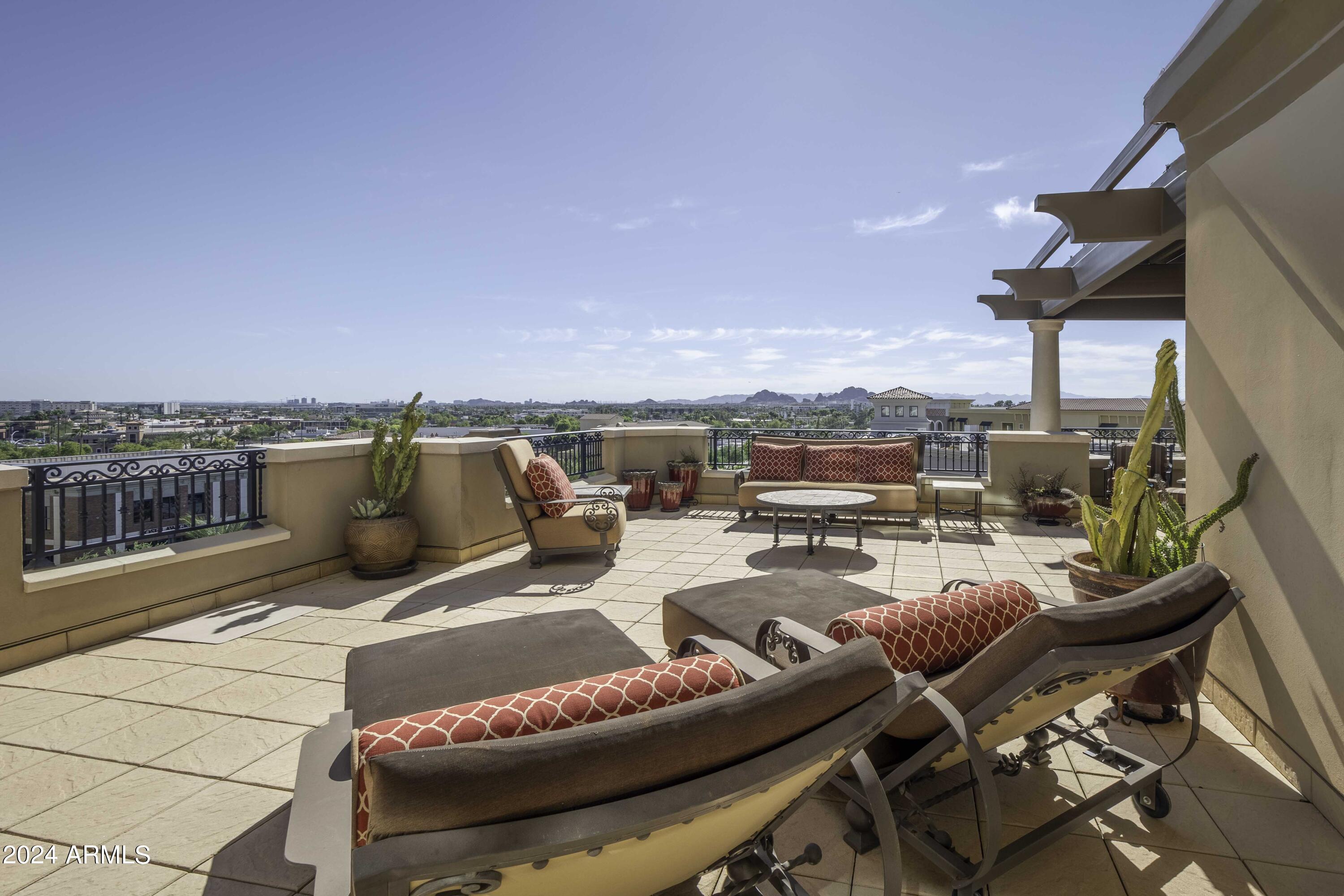 SCOTTSDALE WATERFRONT RESIDENCES - Residential