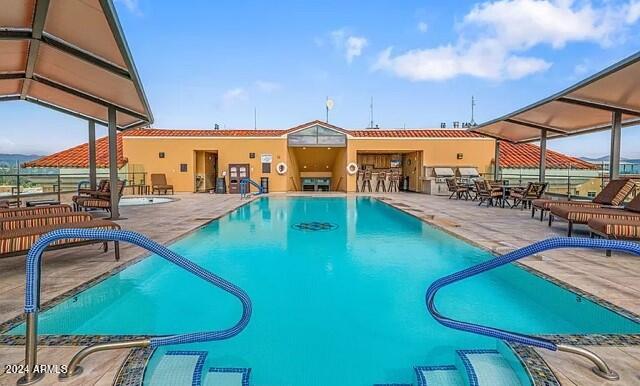 SCOTTSDALE WATERFRONT RESIDENCES - Residential