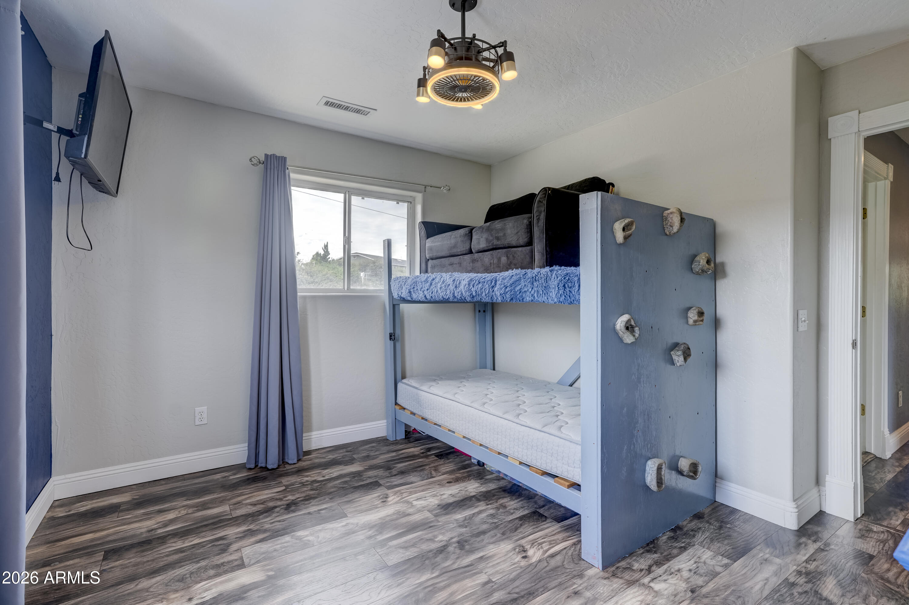 COMMAND ESTATES - Residential
