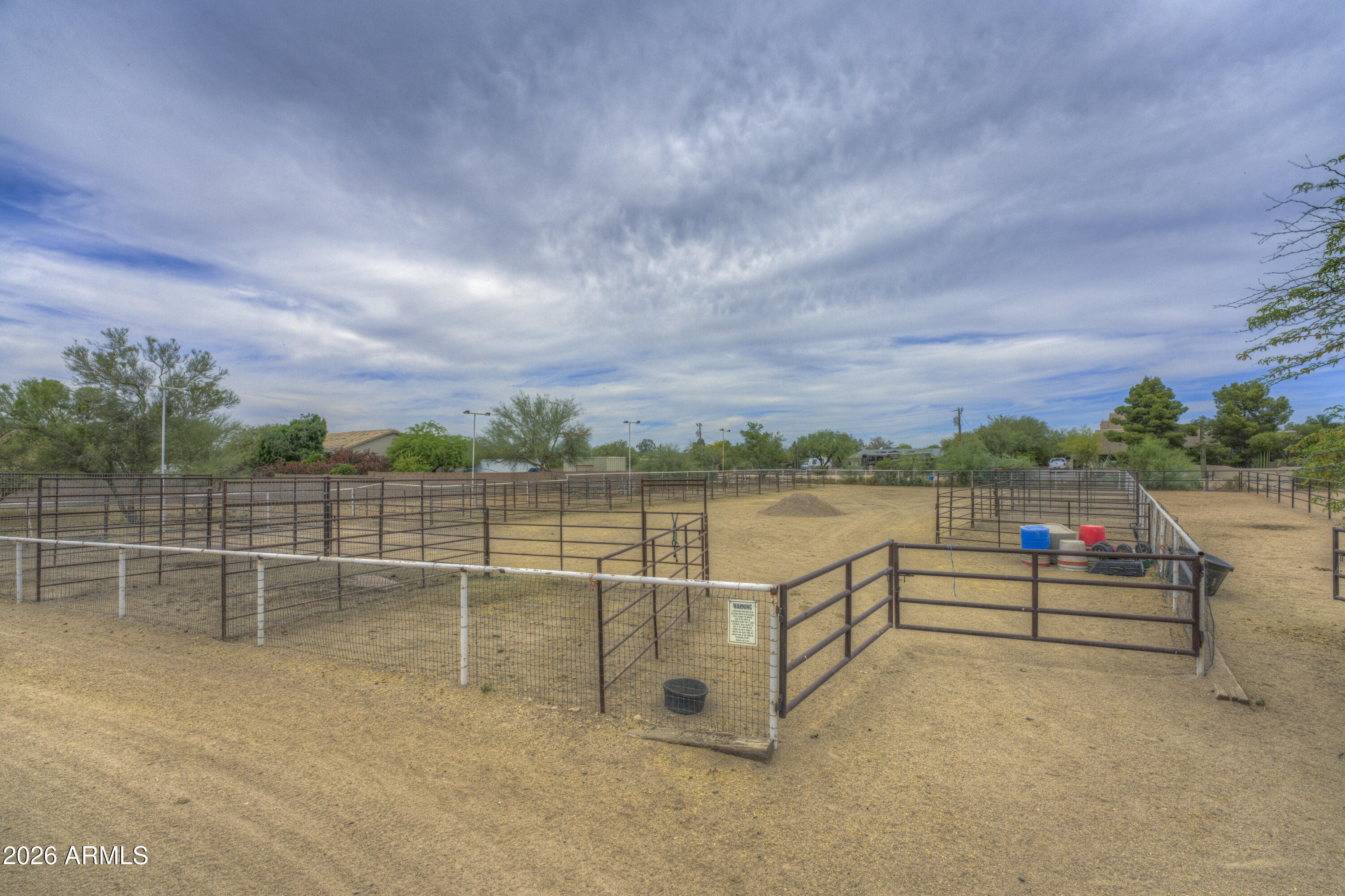 Ag zoned Horse Ranch for ropers. - Residential