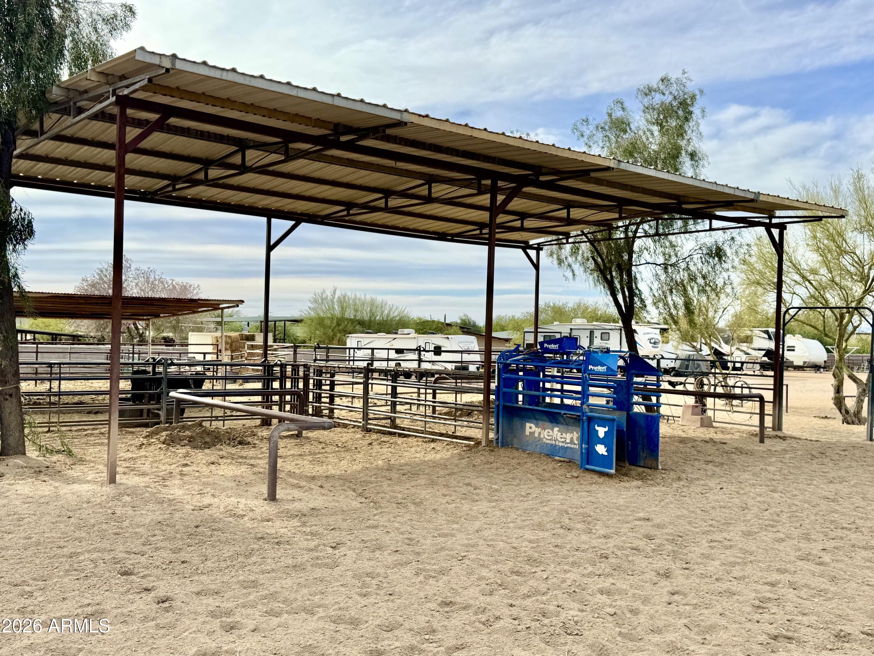 Ag zoned Horse Ranch for ropers. - Residential