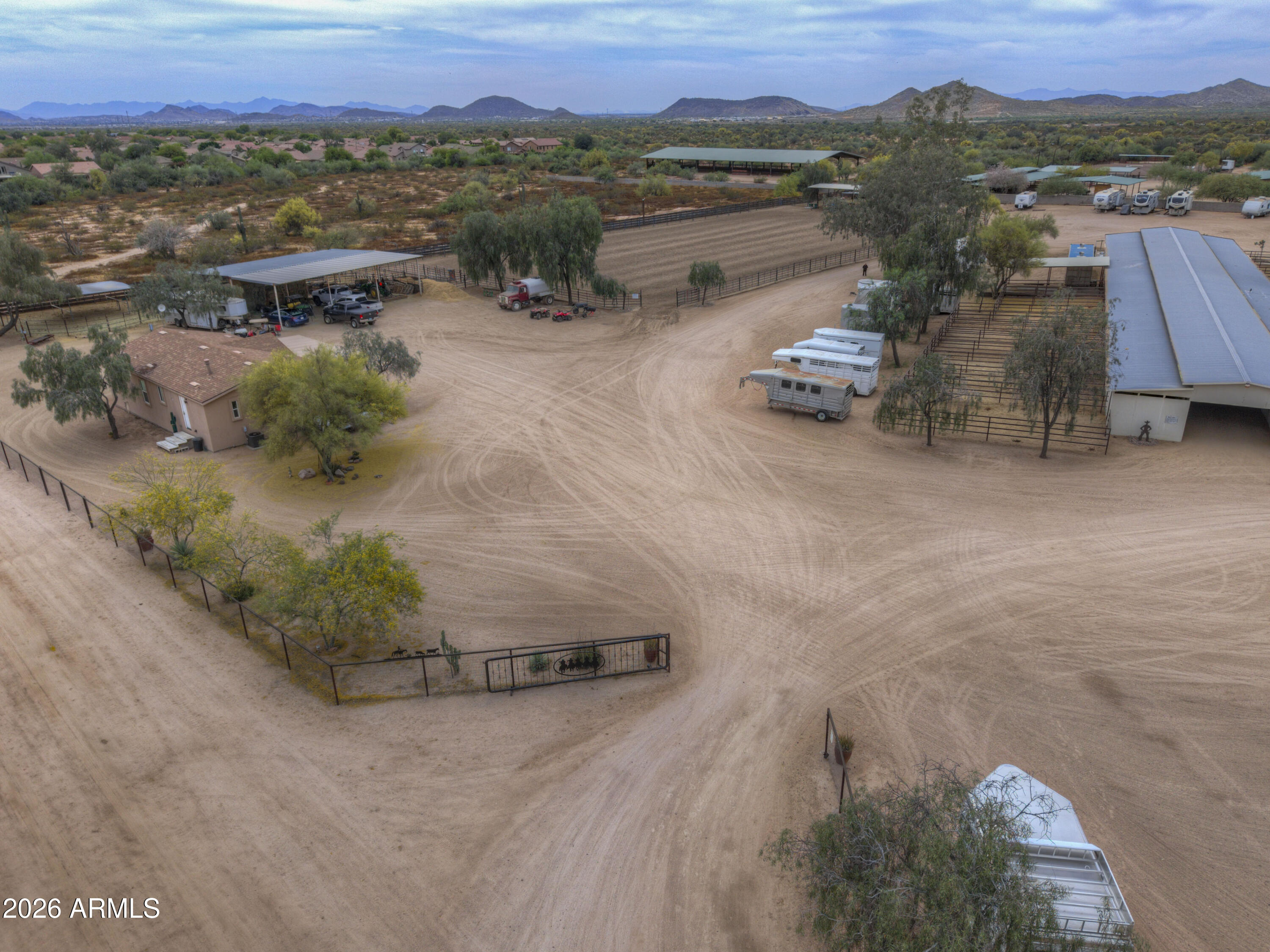 Ag zoned Horse Ranch for ropers. - Residential